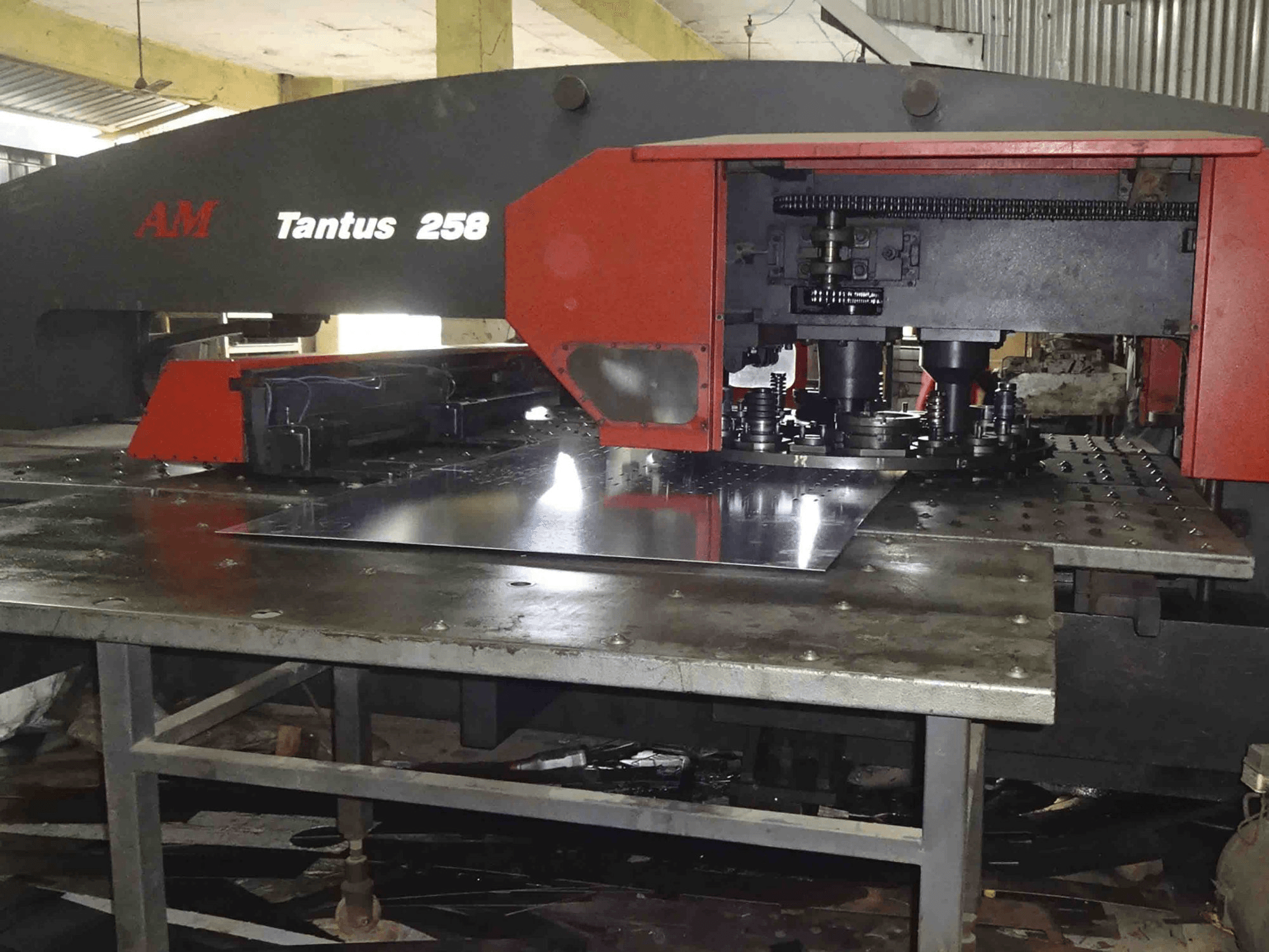 Widok z prawej maszyny AMC TAN-258