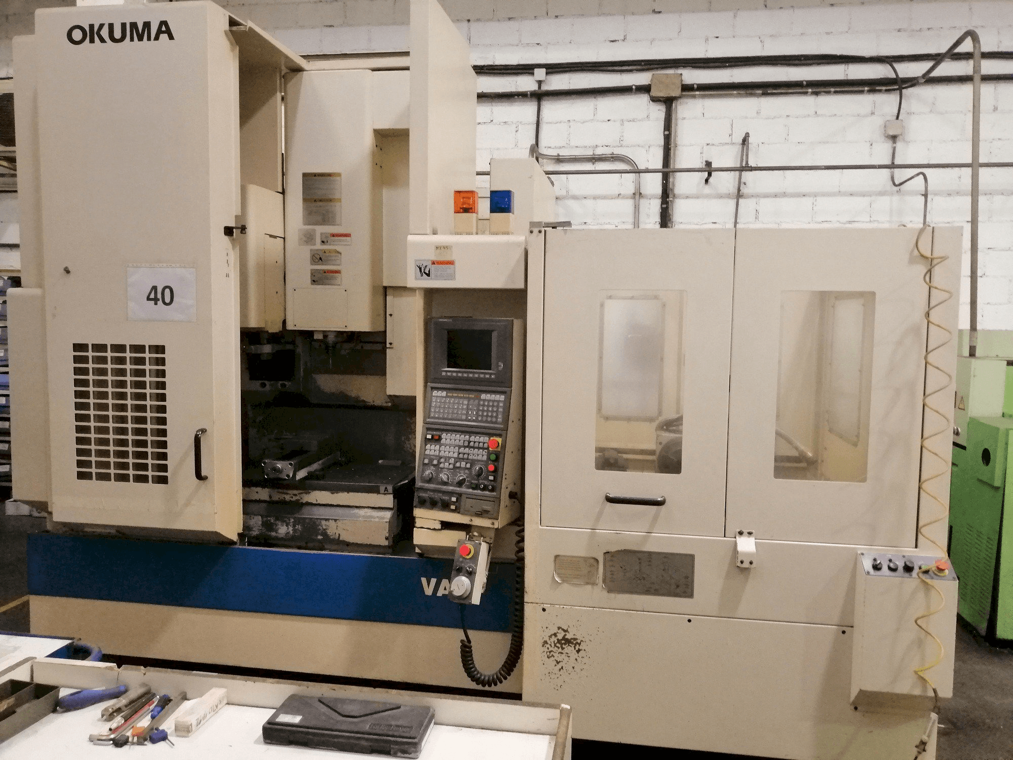 Widok z przodu maszyny Okuma 45VAE