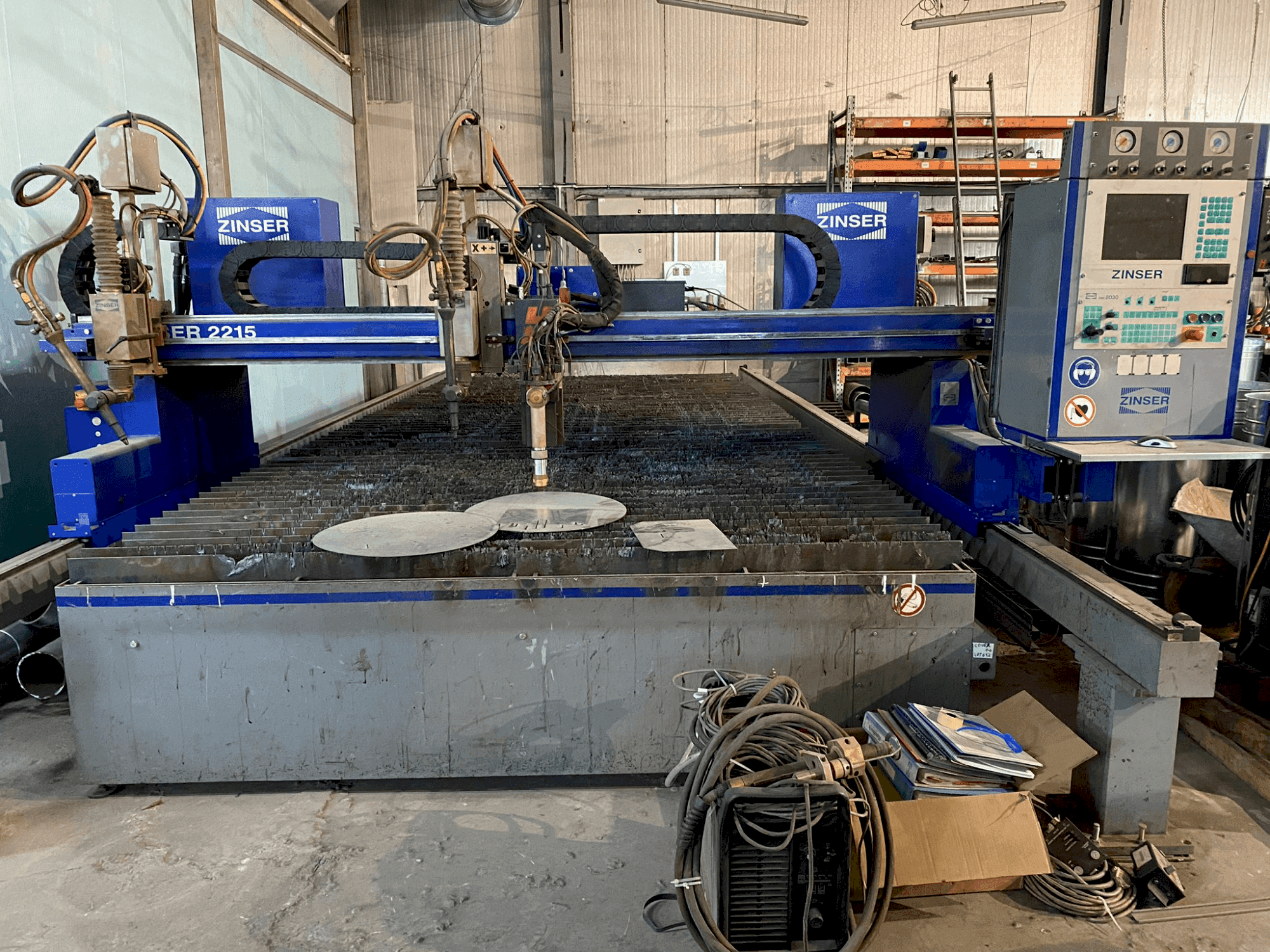 Widok z przodu maszyny ZINSER 2215