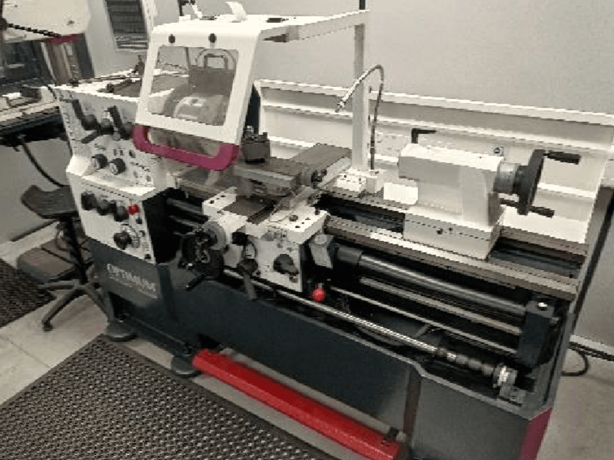 Obrabiarka Optimum TH 4610 widziana z przodu, przedstawiająca elementy sterujące, wrzeciono oraz obszar roboczy z widocznymi szczegółami.