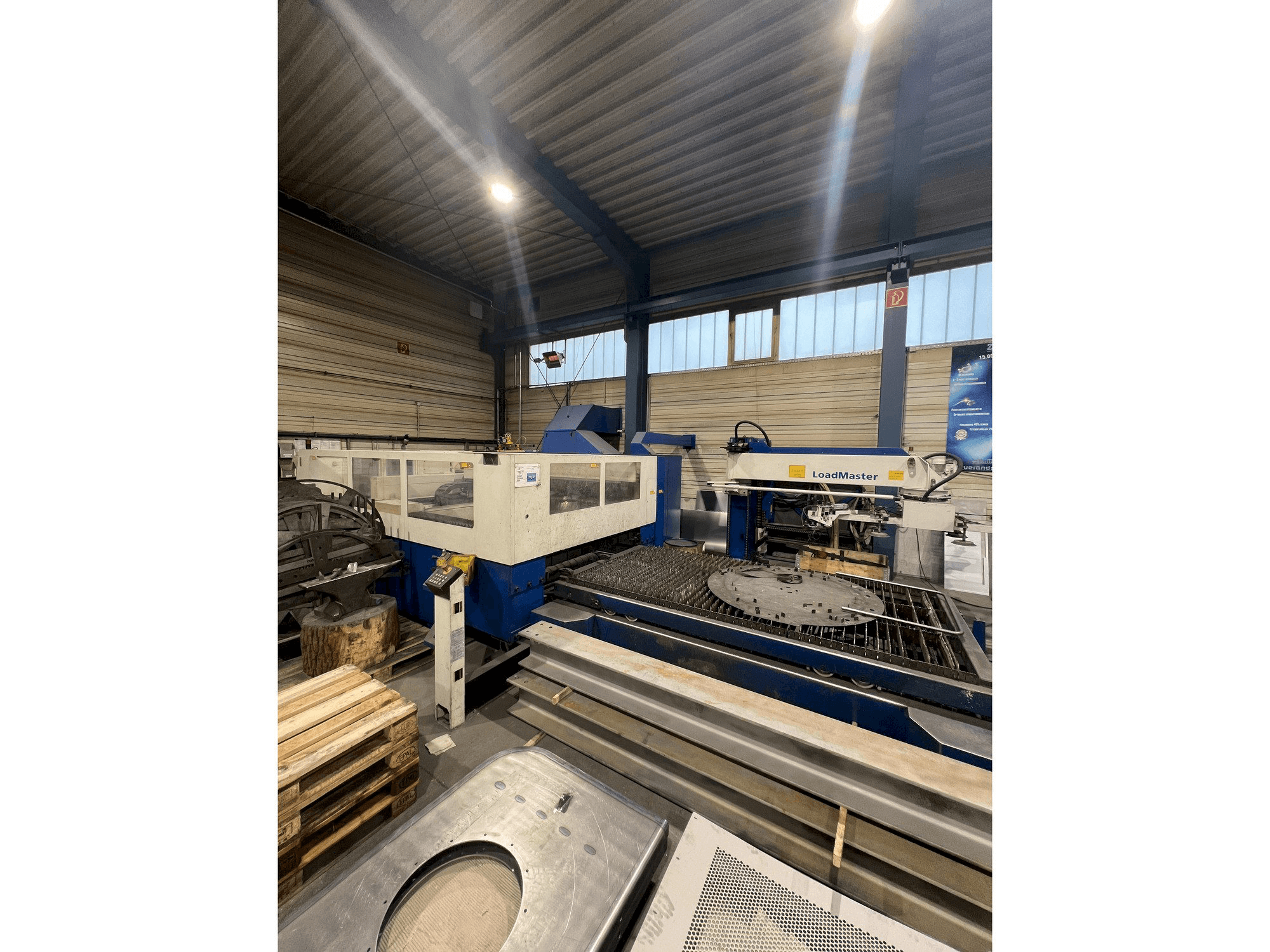 Widok z przodu maszyny TRUMPF TruLaser 3030