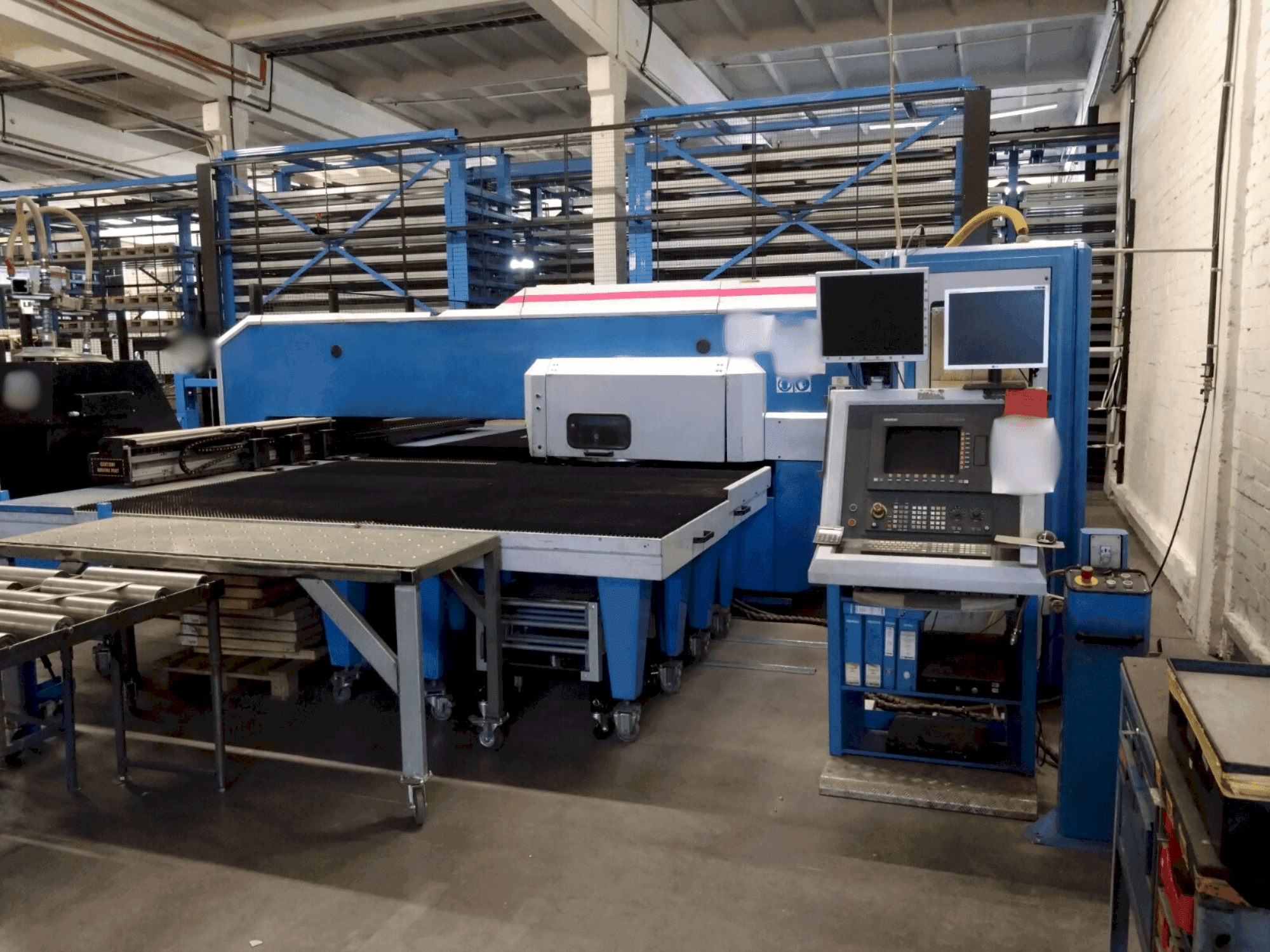 Widok z przodu maszyny Finn-Power F6-25 5B