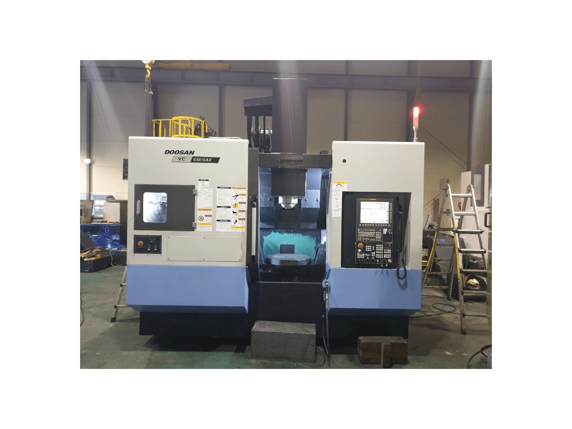 Widok z przodu maszyny Doosan VC630/5AX