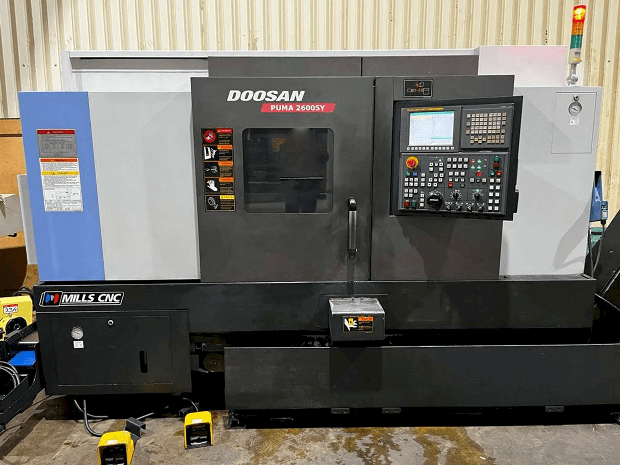 Widok z przodu maszyny Doosan Puma 2600SY