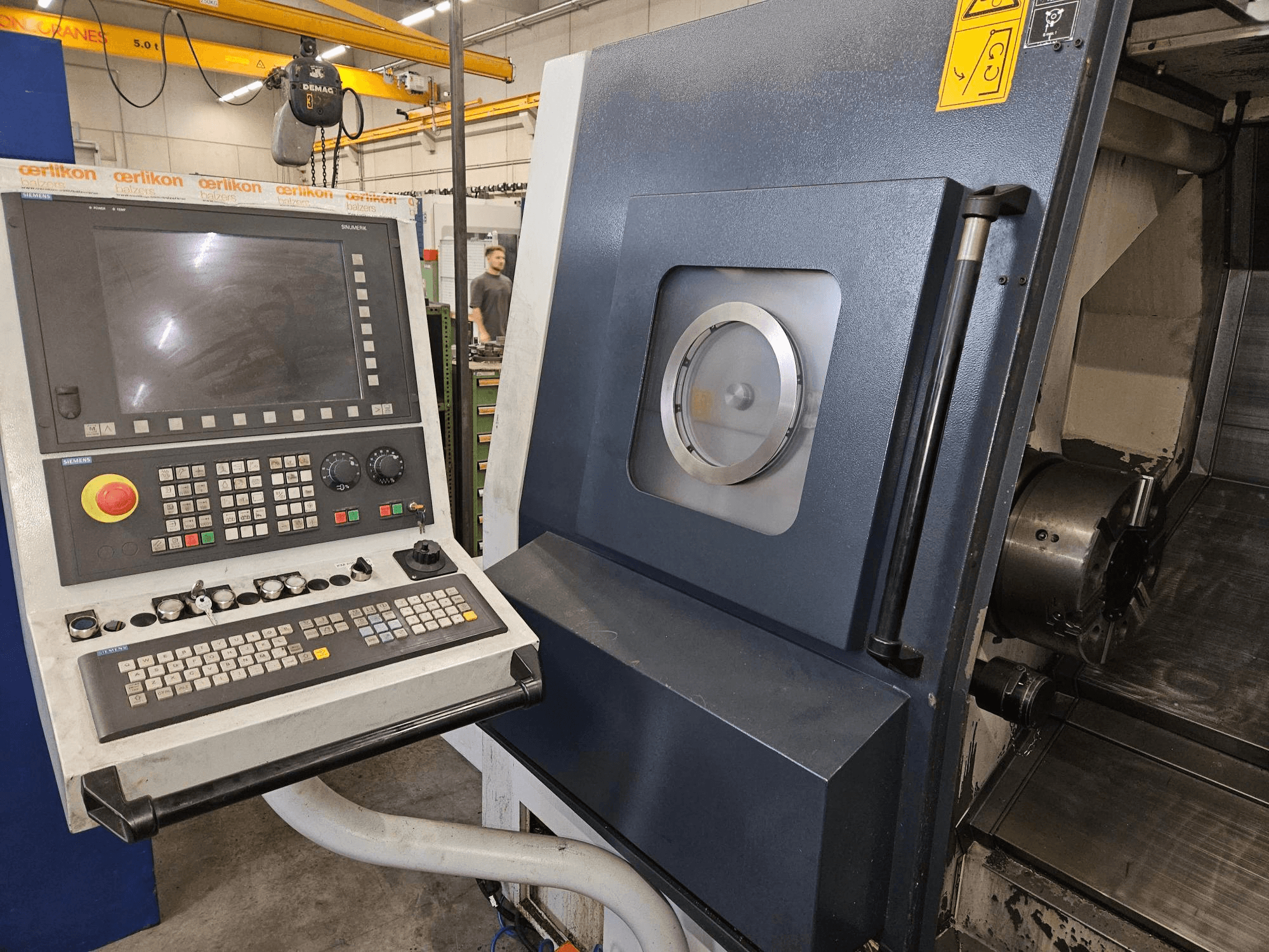 Widok z przodu centrum frezarsko-toczarskiego SPINNER TC800 110MCY, przedstawiający panel sterowania i elementy maszyny.