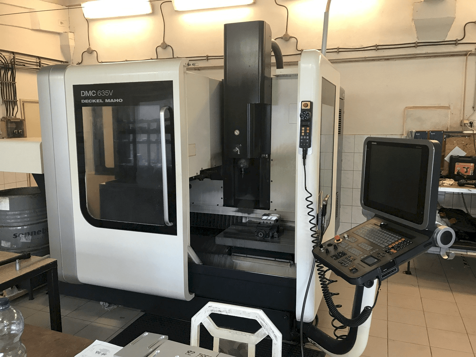 Widok z przodu maszyny DECKEL MAHO DMC 635V