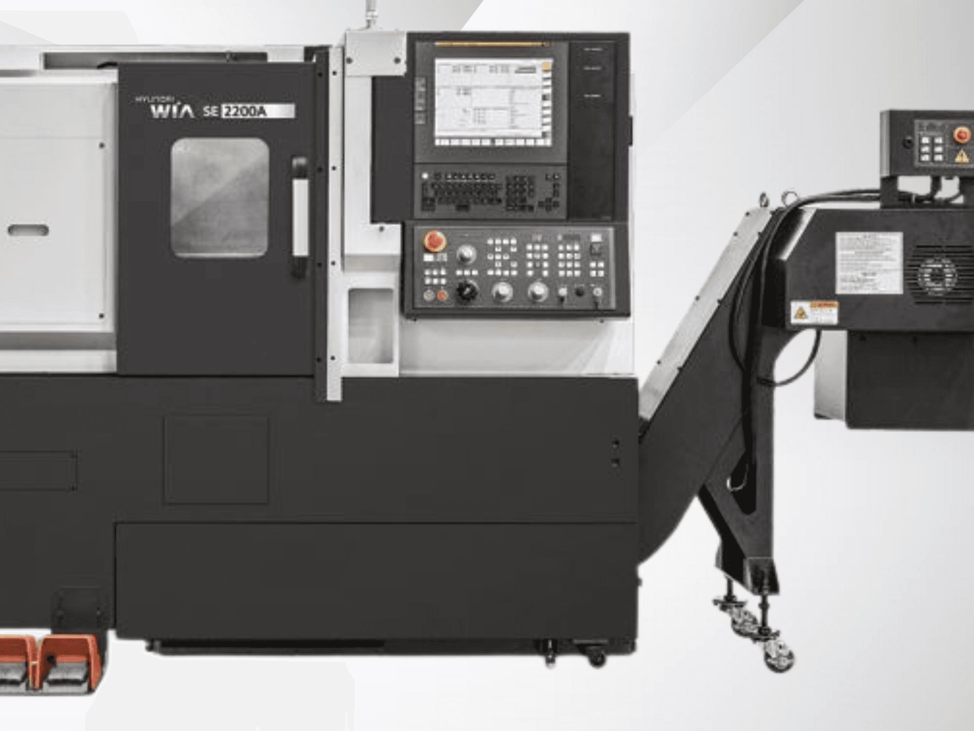 Tokarka CNC Hyundai WIA SE 2200A, widok z przodu, z panelem sterowania i silnikiem wrzeciona, przeznaczona do precyzyjnej obróbki.