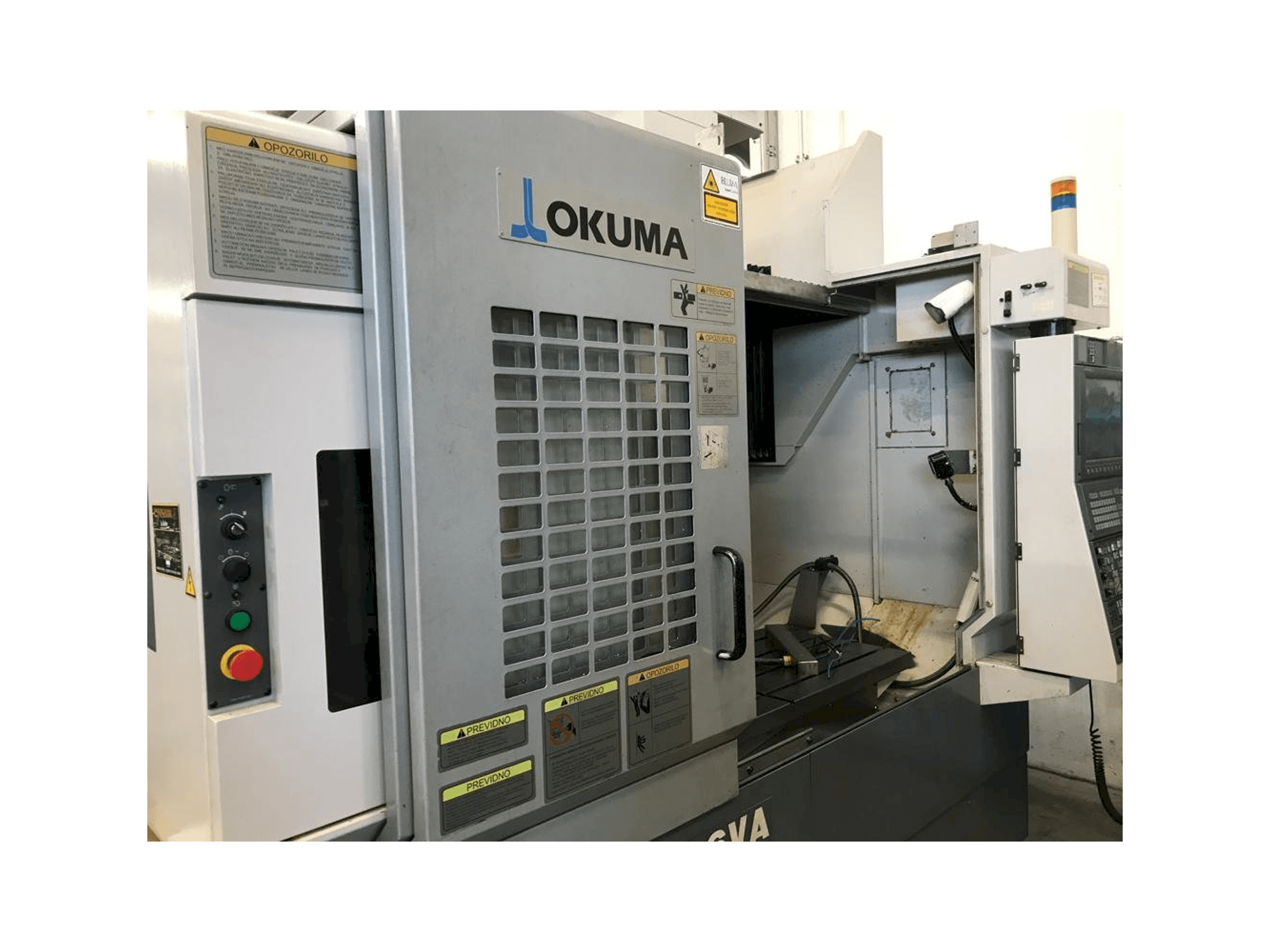 Widok z przodu maszyny Okuma MB 56 VA