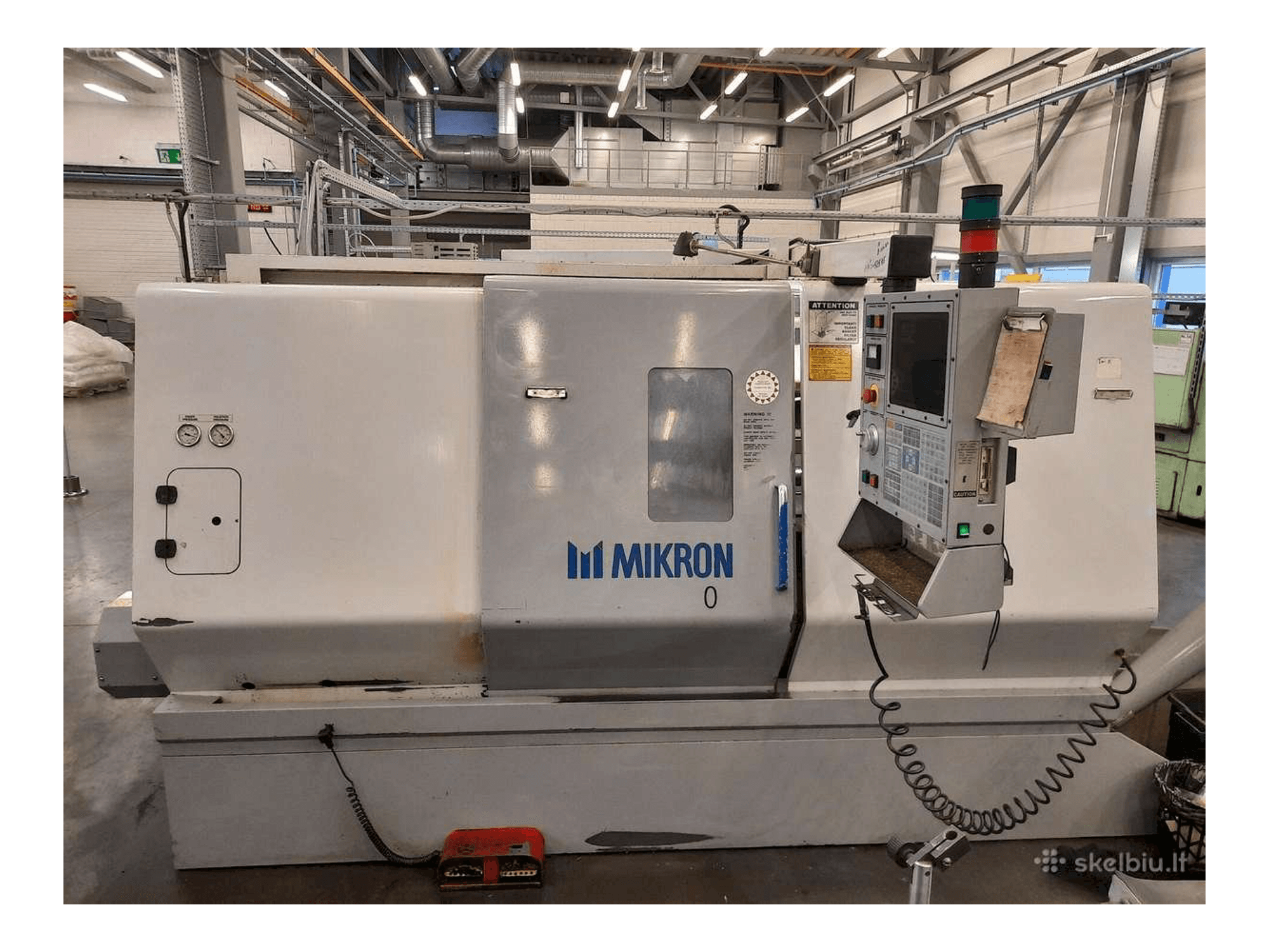 Widok z przodu maszyny MIKRON-HAAS LCE860T