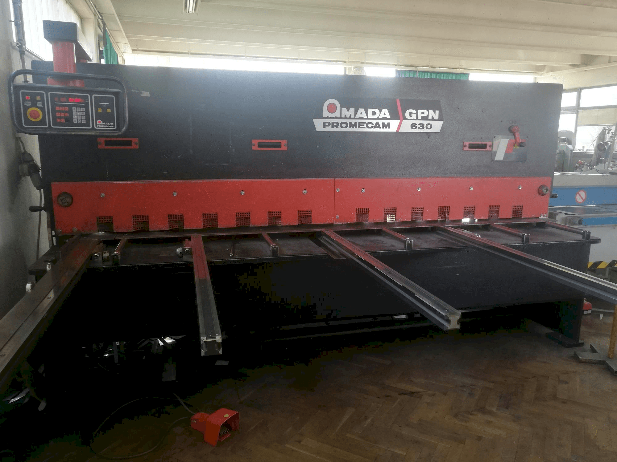 Widok z przodu maszyny AMADA Promecam GPN 630