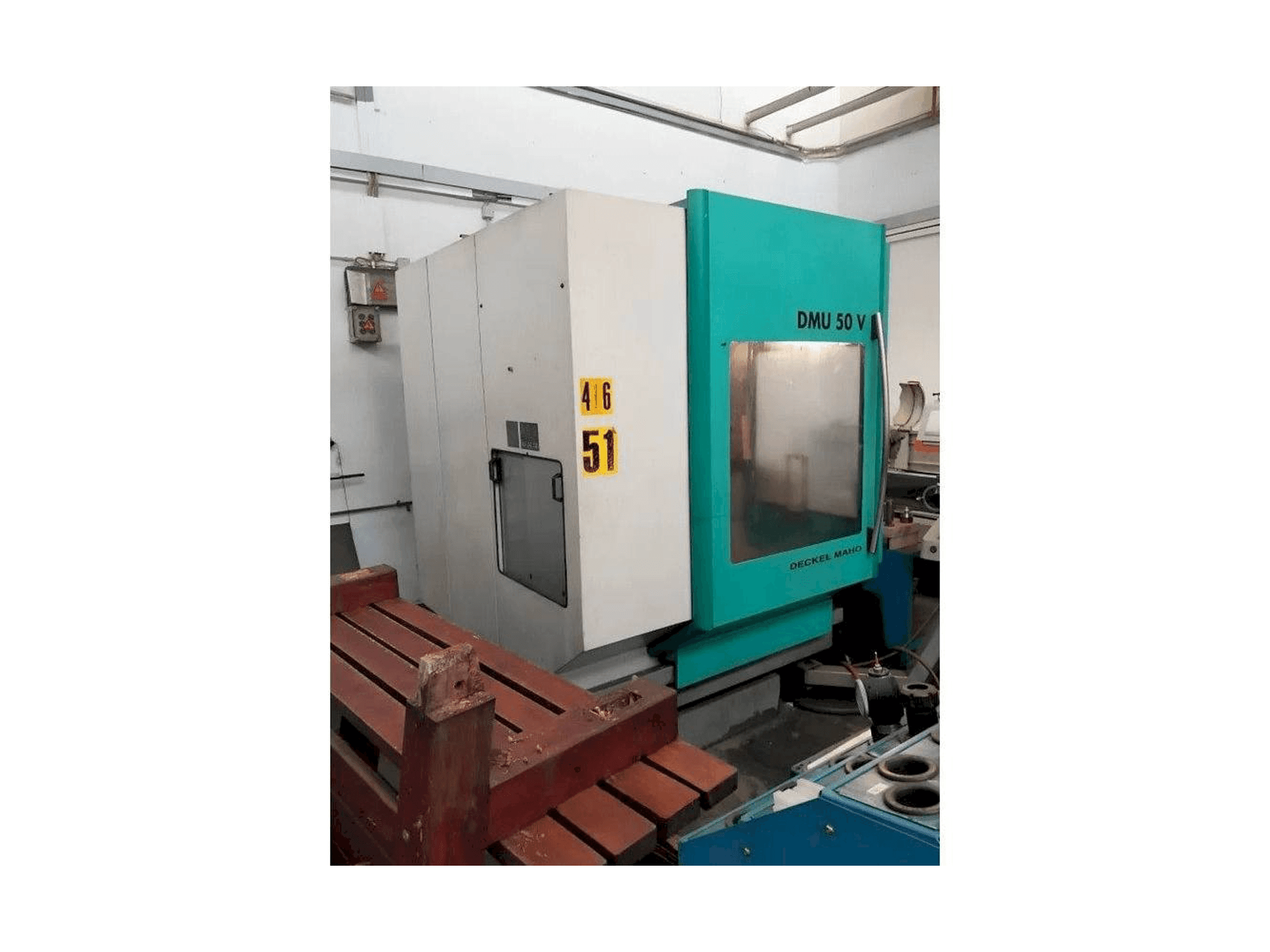 Widok lewej strony maszyny DECKEL MAHO DMU 50 V