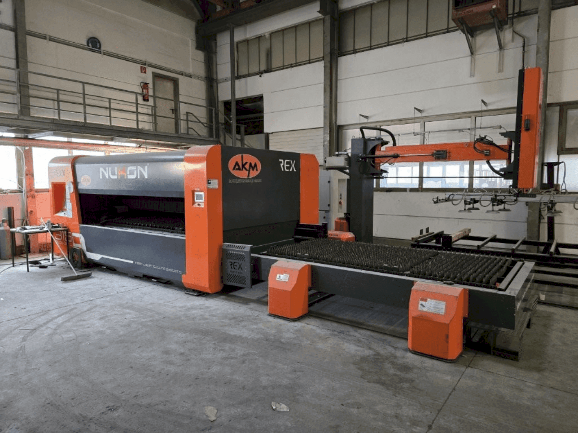 Widok z przodu maszyny NUKON Rex 315