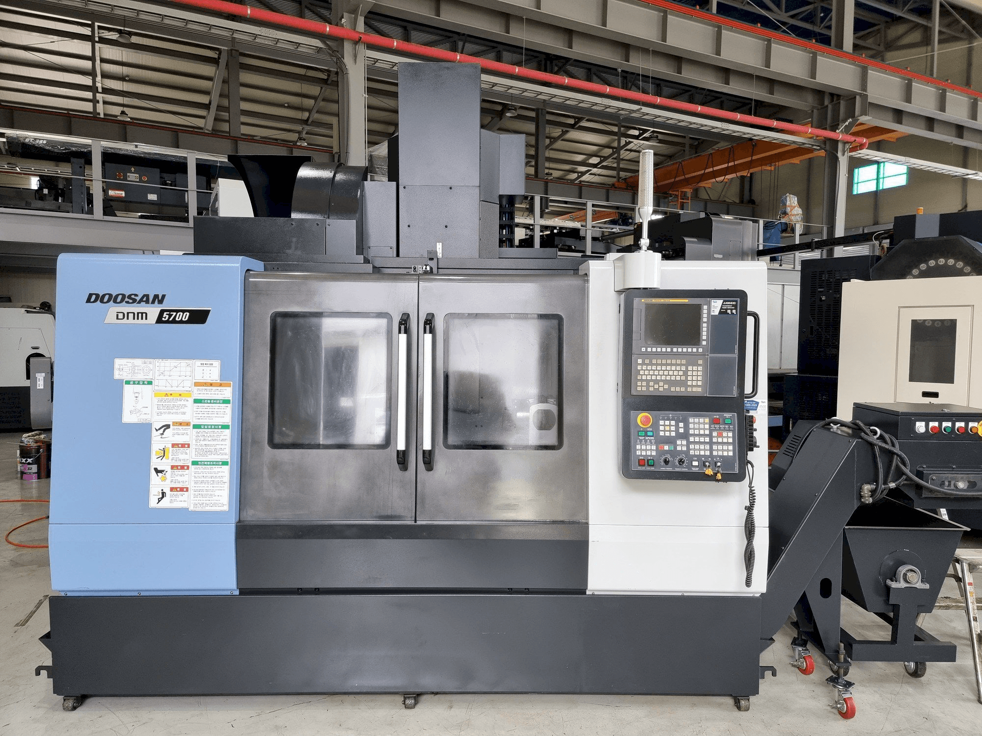 Widok z przodu maszyny Doosan DNM 5700
