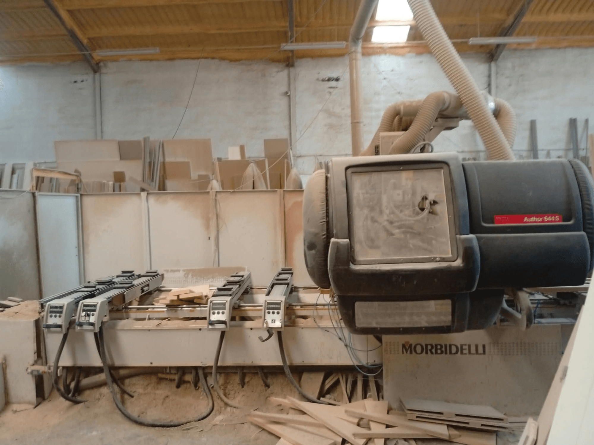 Centrum obróbcze CNC MORBIDELLI A644S FTP 41 PC przedstawione w warsztacie, widok z przodu z pyłem i wiórami drzewnymi.