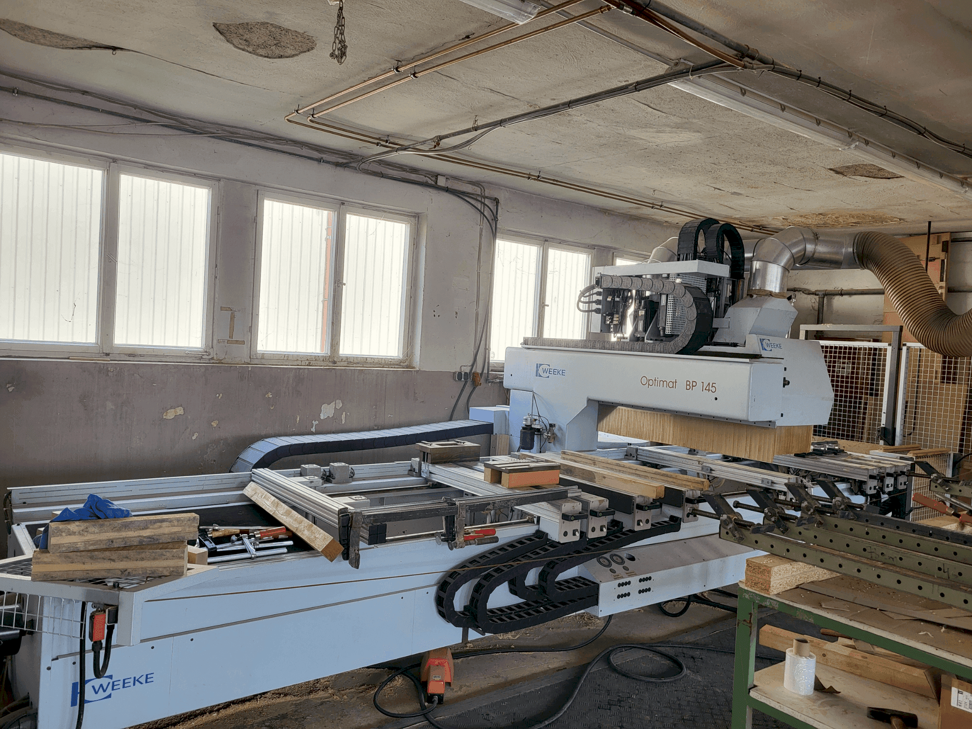 Widok z przodu maszyny Weeke Optimat BP145