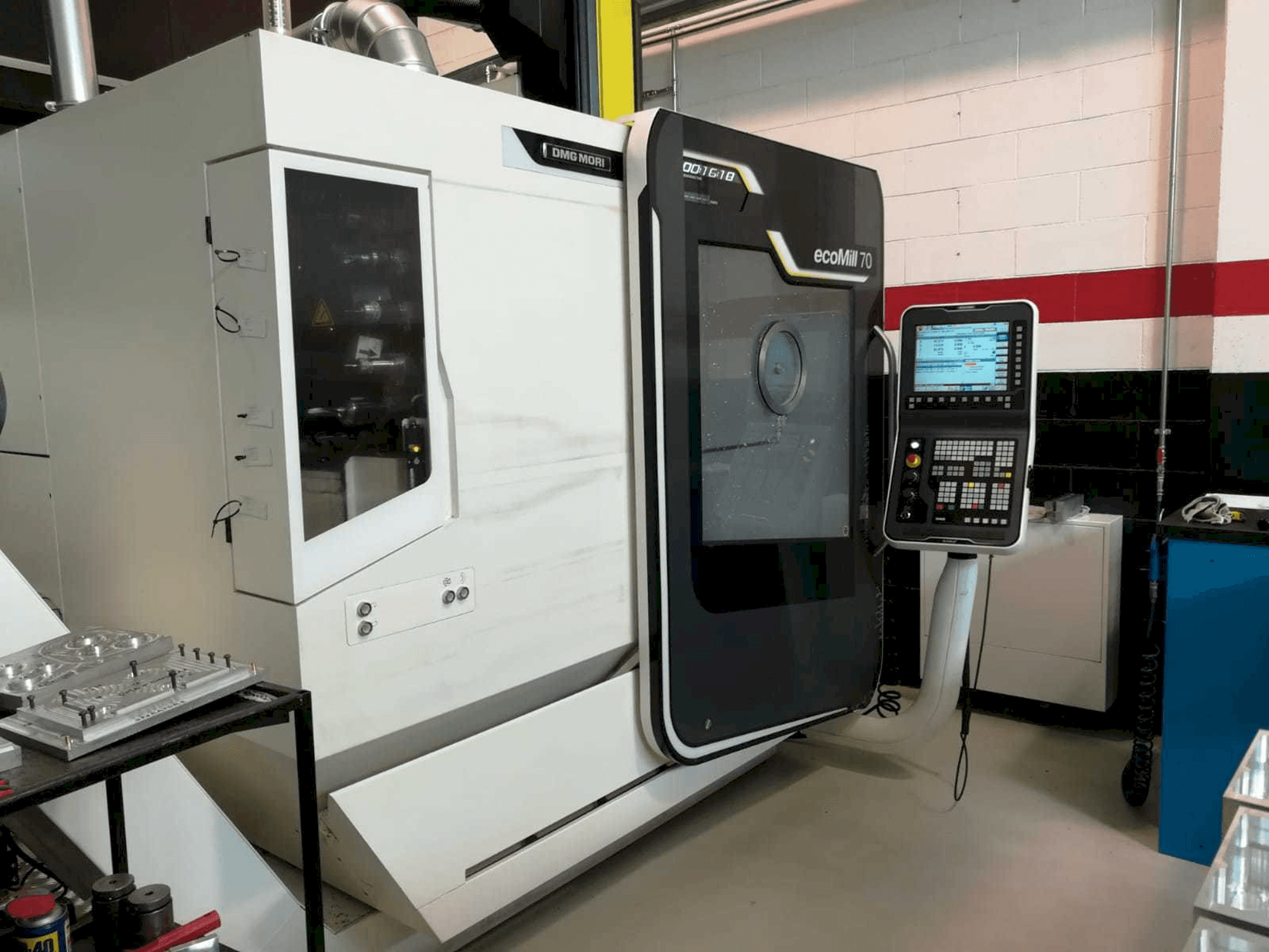 Widok z przodu maszyny DMG Deckel Maho Ecomill 70