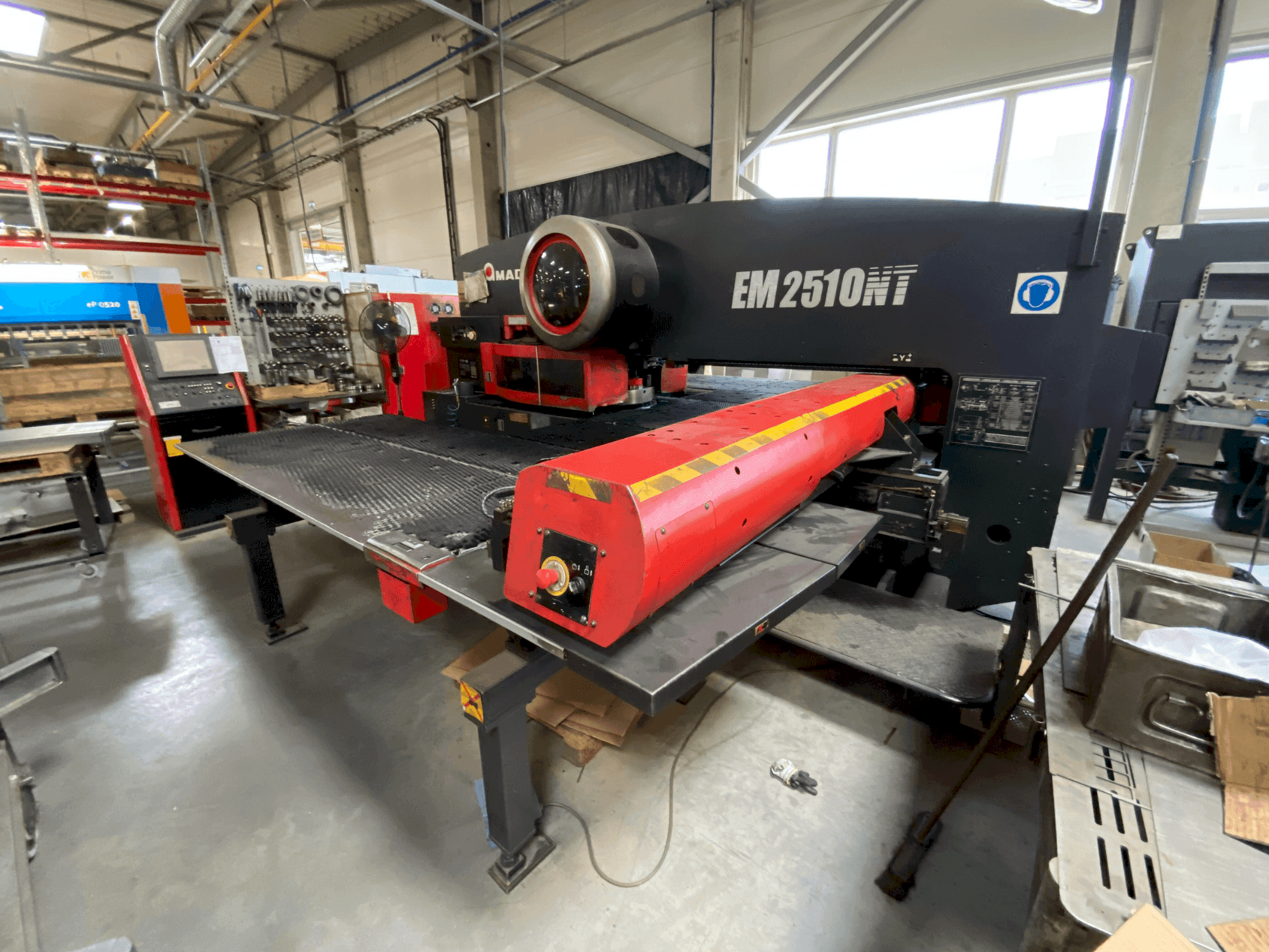 Widok z przodu maszyny AMADA EM2510NT