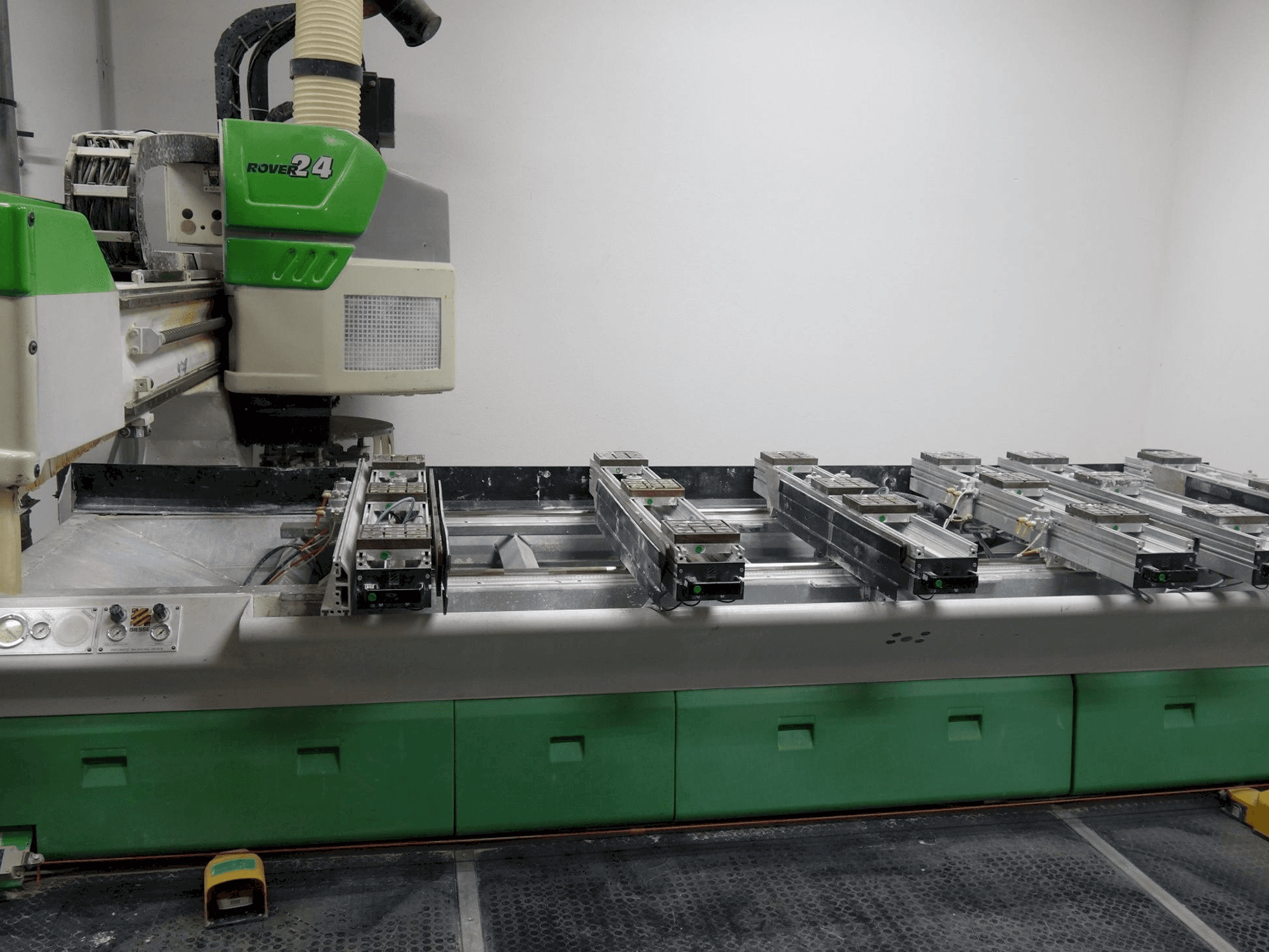 Widok z przodu maszyny BIESSE Rover 24 S