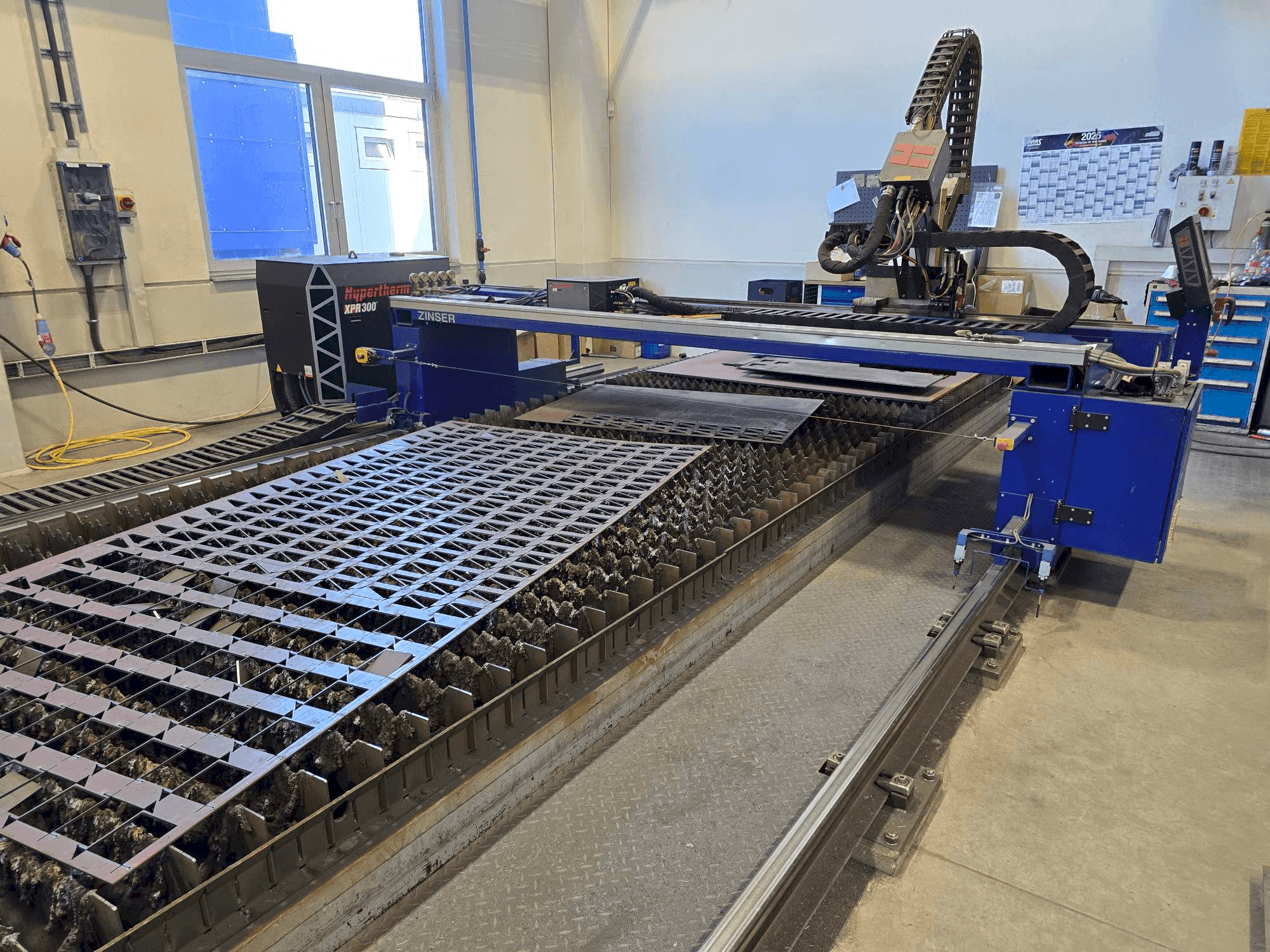 Widok z przodu maszyny ZINSER 2425-I/3600