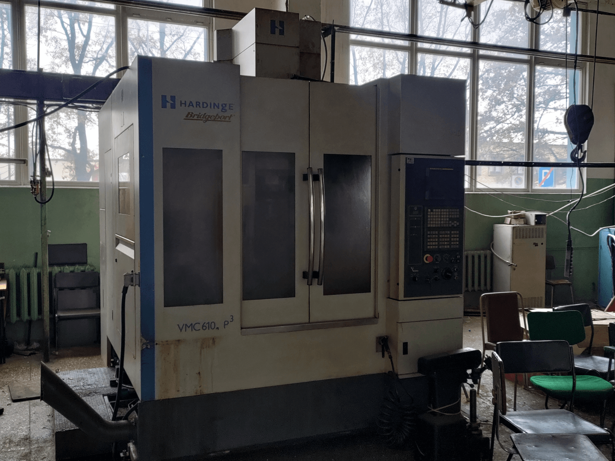 Pionowe centrum obróbcze Bridgeport VMC-610 XP3 widziane z przodu, z widocznym panelem sterowania i dużymi szklanymi drzwiami.