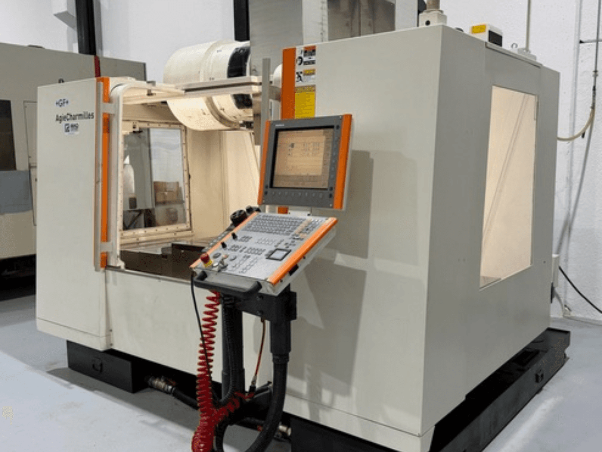 Frezarka GF AgieCharmilles MIKRON w widoku z boku, z panelem sterowania z przyciskami i ekranem wyświetlacza.