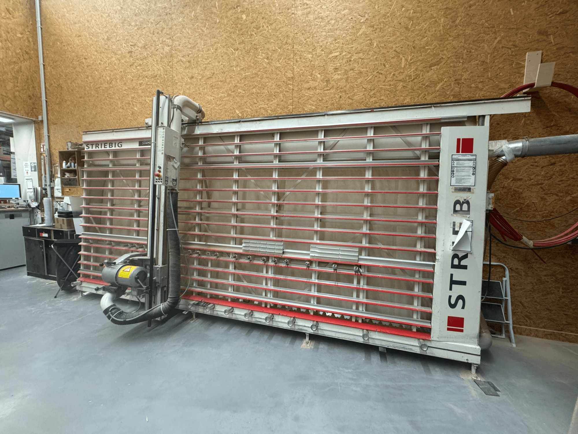 Piła konturowa STRIEBIG z dużym pionowym brzeszczotem, widok z boku pokazujący odsysanie pyłu i panel sterowania. Idealna do obróbki drewna.