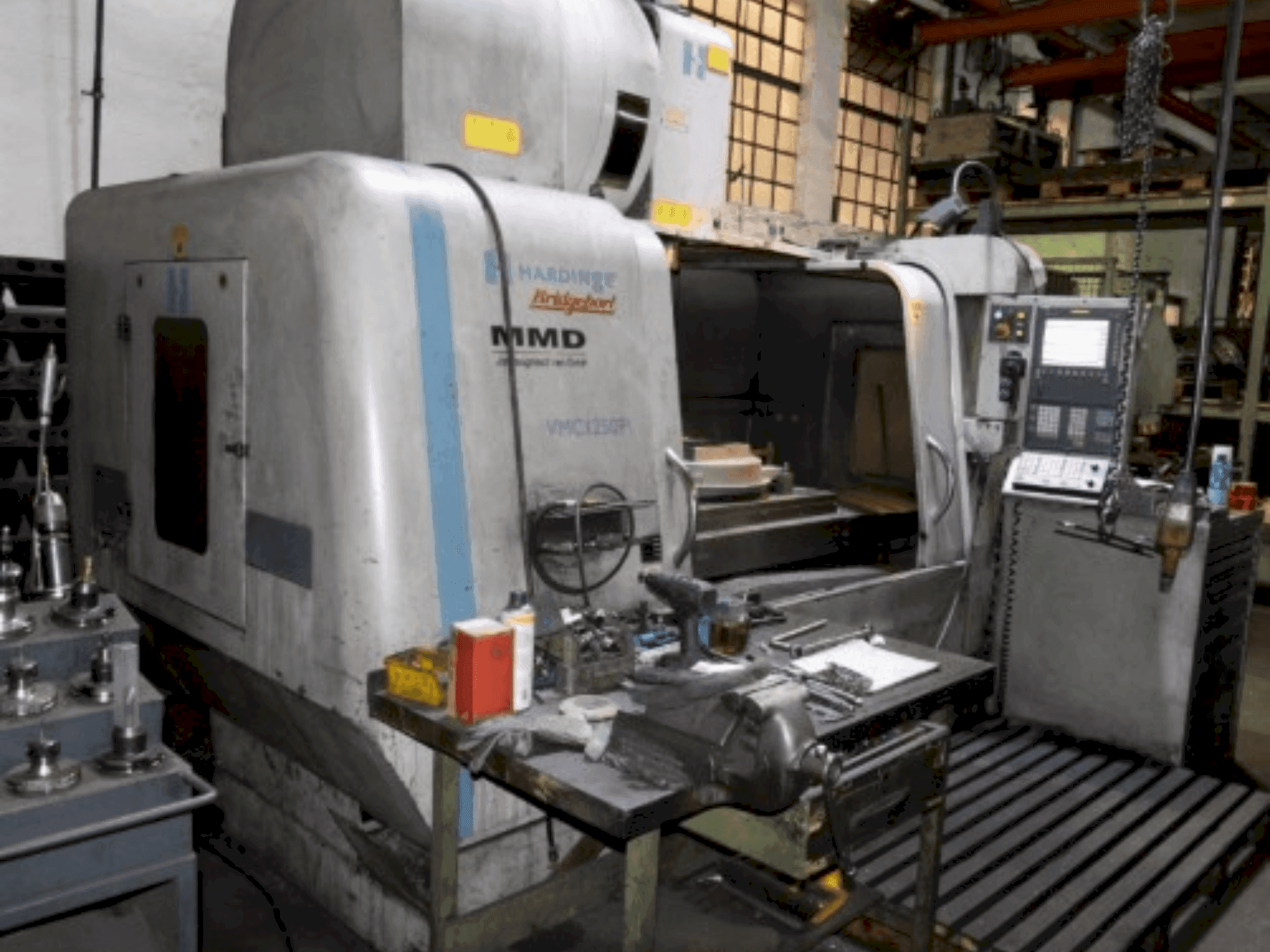 Widok z przodu maszyny Hardinge Bridgeport MMD VMC1250 P3