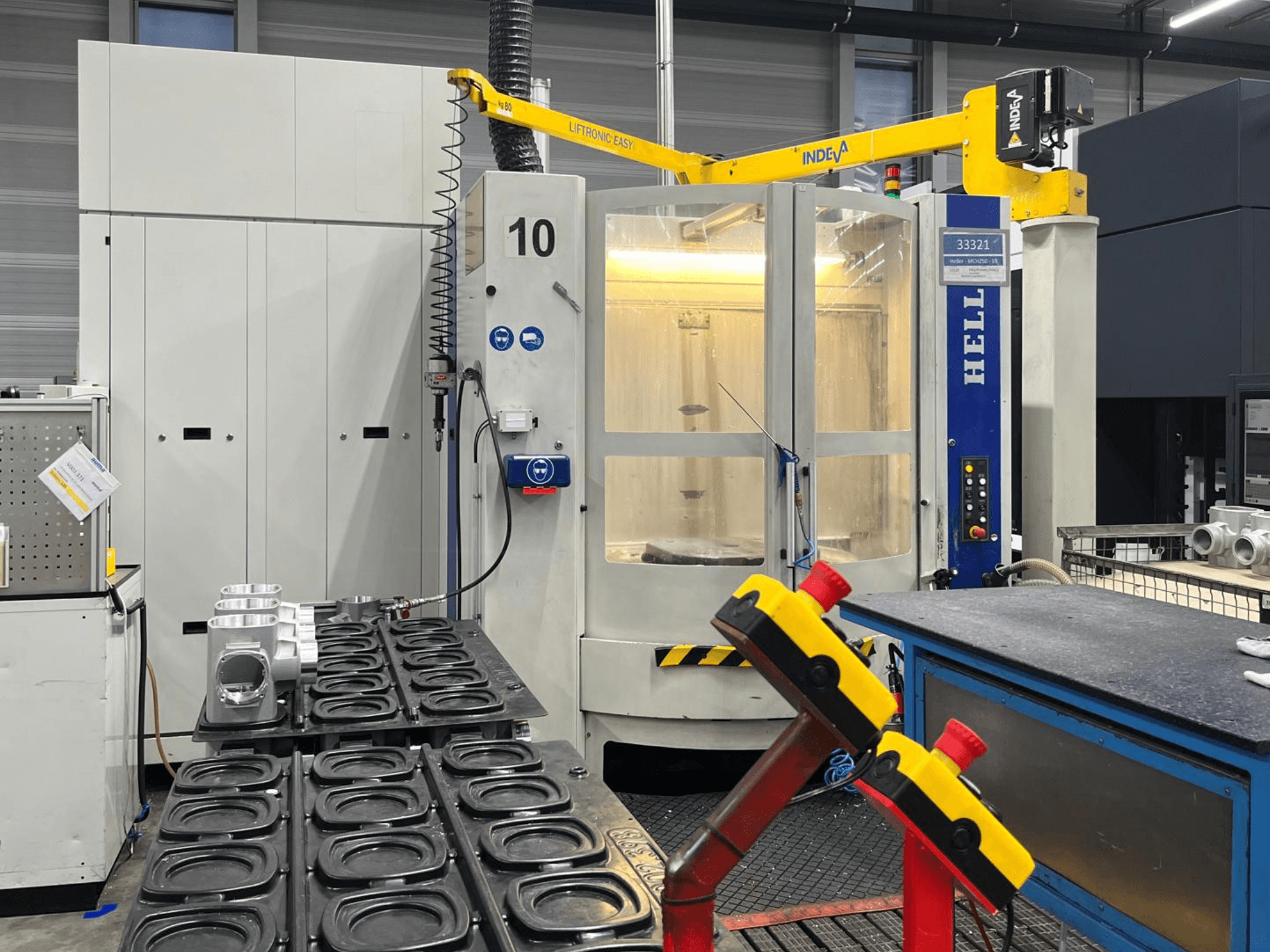 Poziome centrum obróbcze HELLER MCH 250 w widoku z przodu, z elementami aluminiowymi i przyciskami sterowania widocznymi z boku.