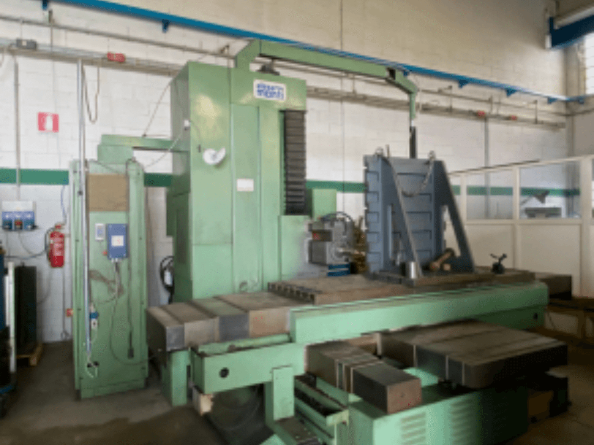 Poziome centrum obróbcze Alesa Monti MAF45 w warsztacie, widok z boku przedstawiający panel sterowania i duży stół roboczy.