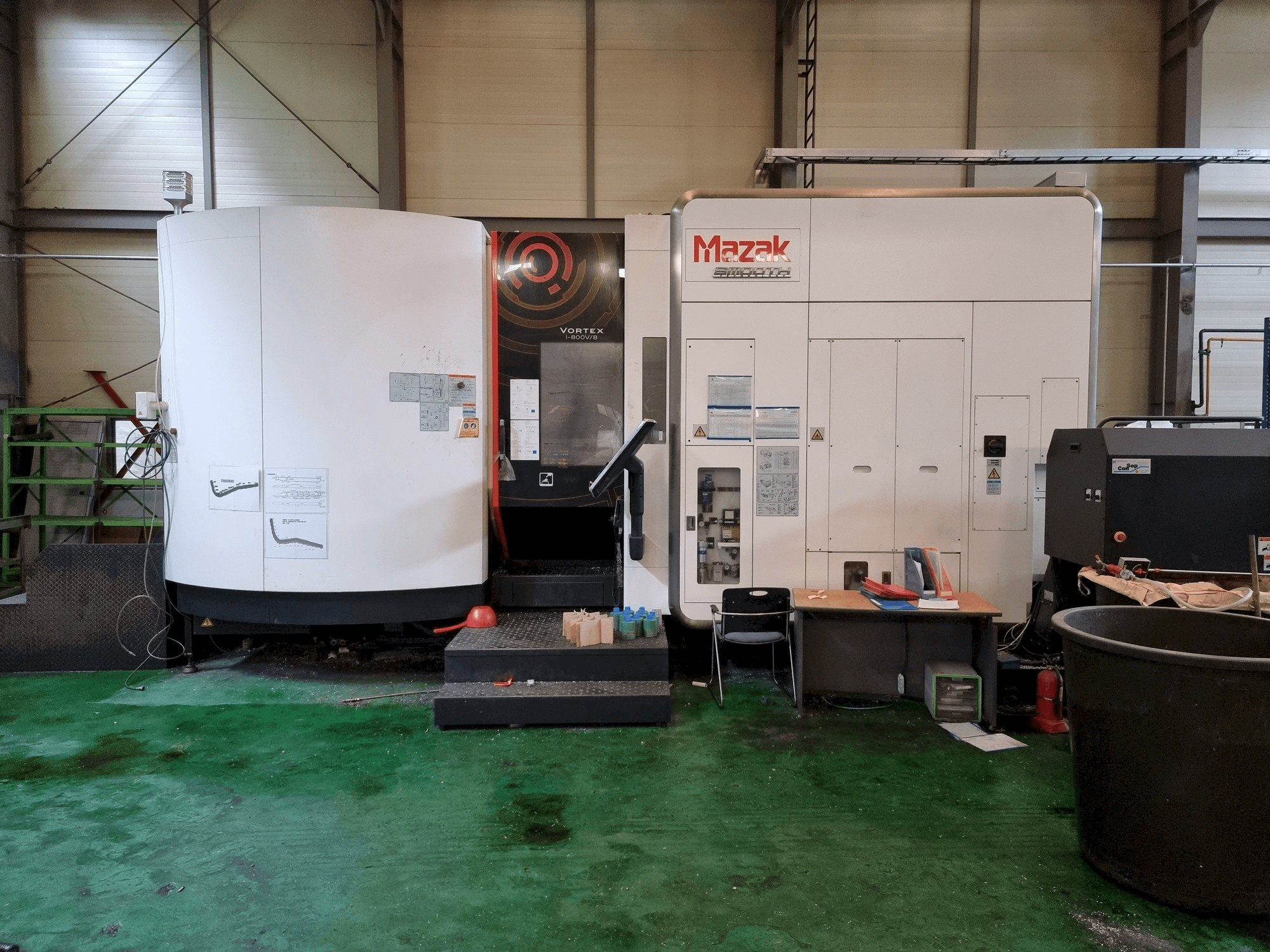 Widok z przodu maszyny Mazak VORTEX i-800V/8