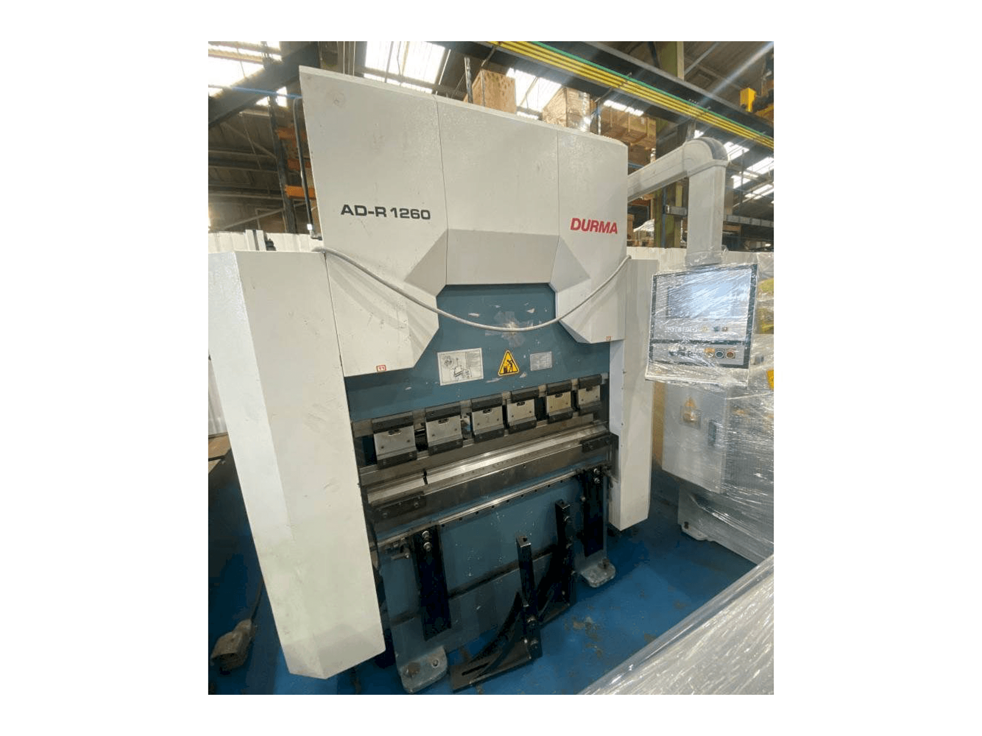 Widok z przodu maszyny Durma AD-R 1260
