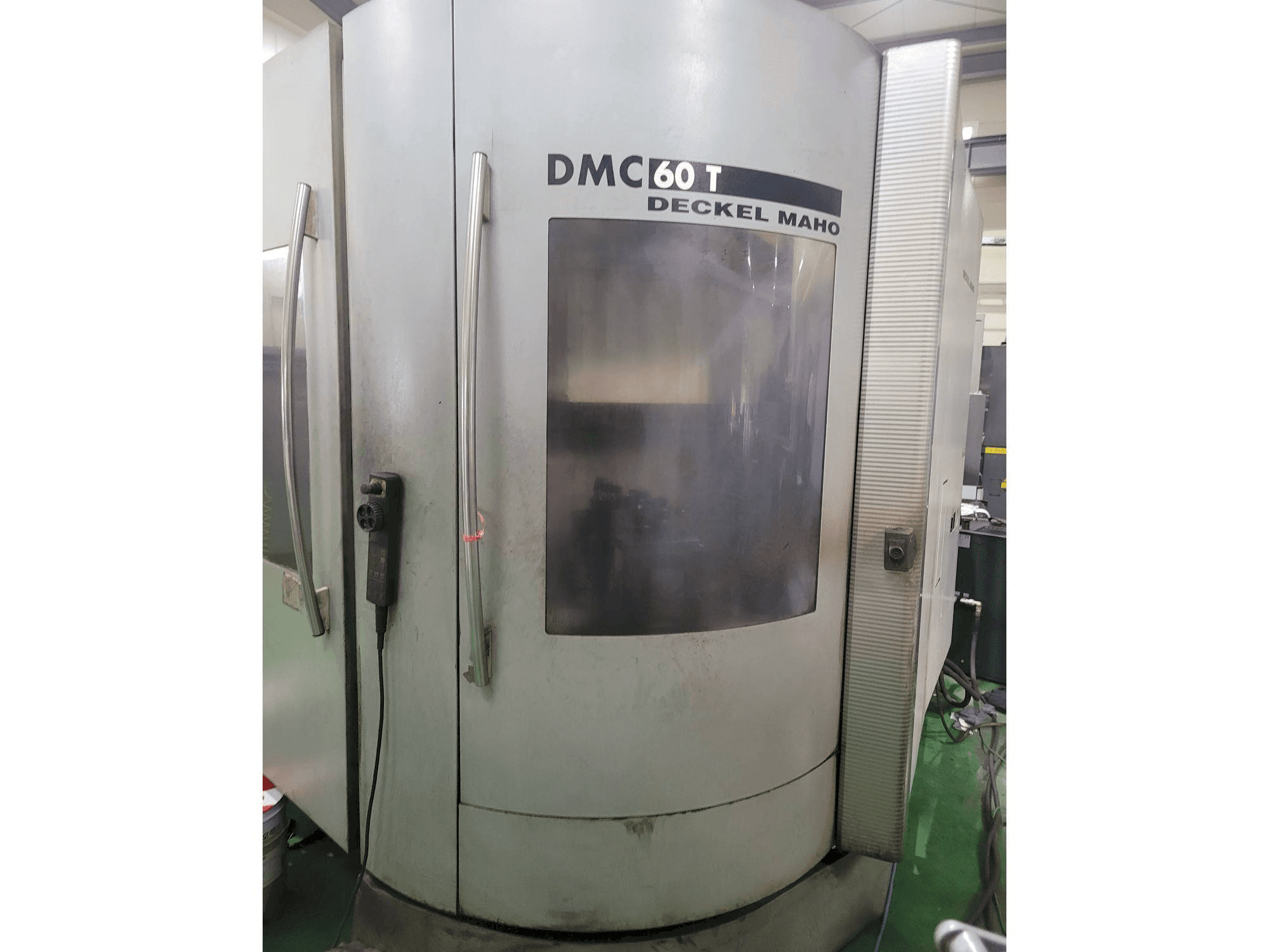 Widok z przodu maszyny DECKEL MAHO DMC 60 T