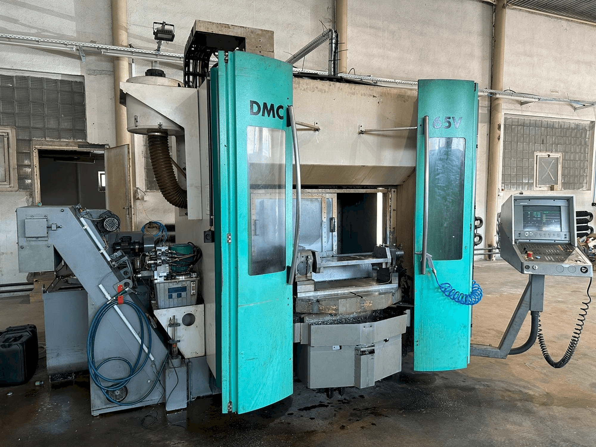 Widok z przodu maszyny DECKEL MAHO DMC 65V