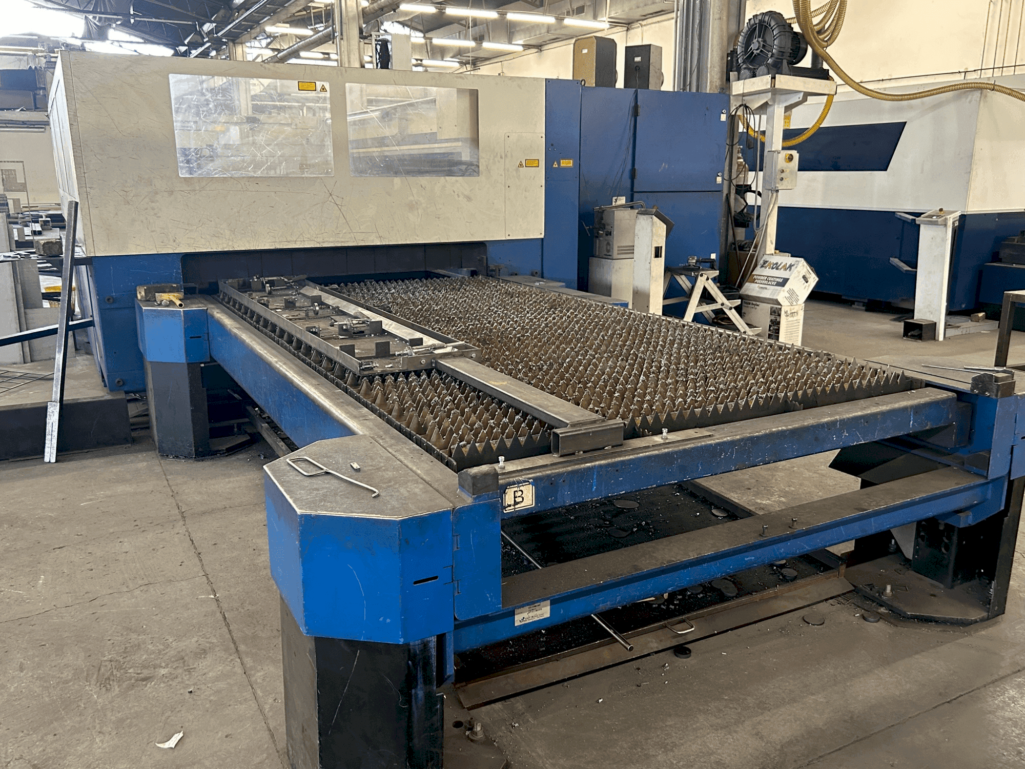 Widok z przodu maszyny TRUMPF trulaser 3030 (2007)