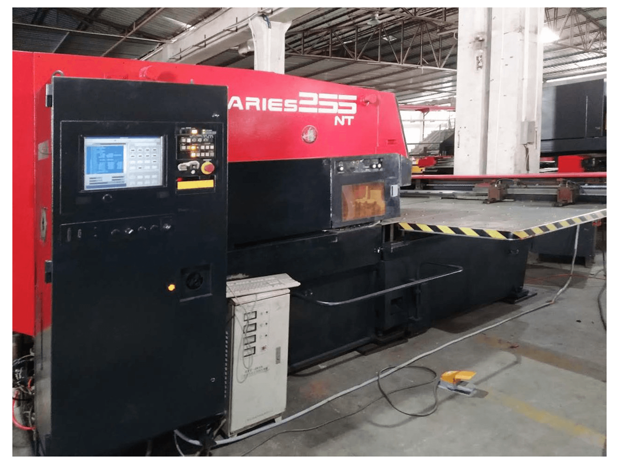 Widok z lewej maszyny AMADA ARIES 255NT