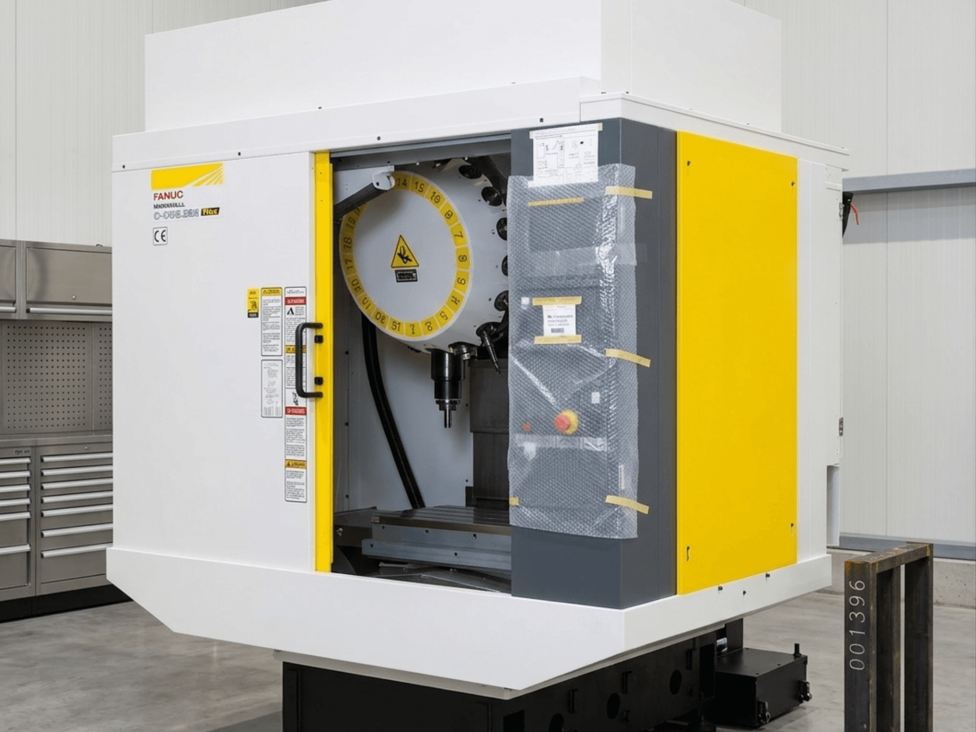 Pionowe centrum obróbcze FANUC Robodrill D21MIB 5ADV Plus, widok z przodu przedstawiający panel sterowania i obszar wrzeciona.