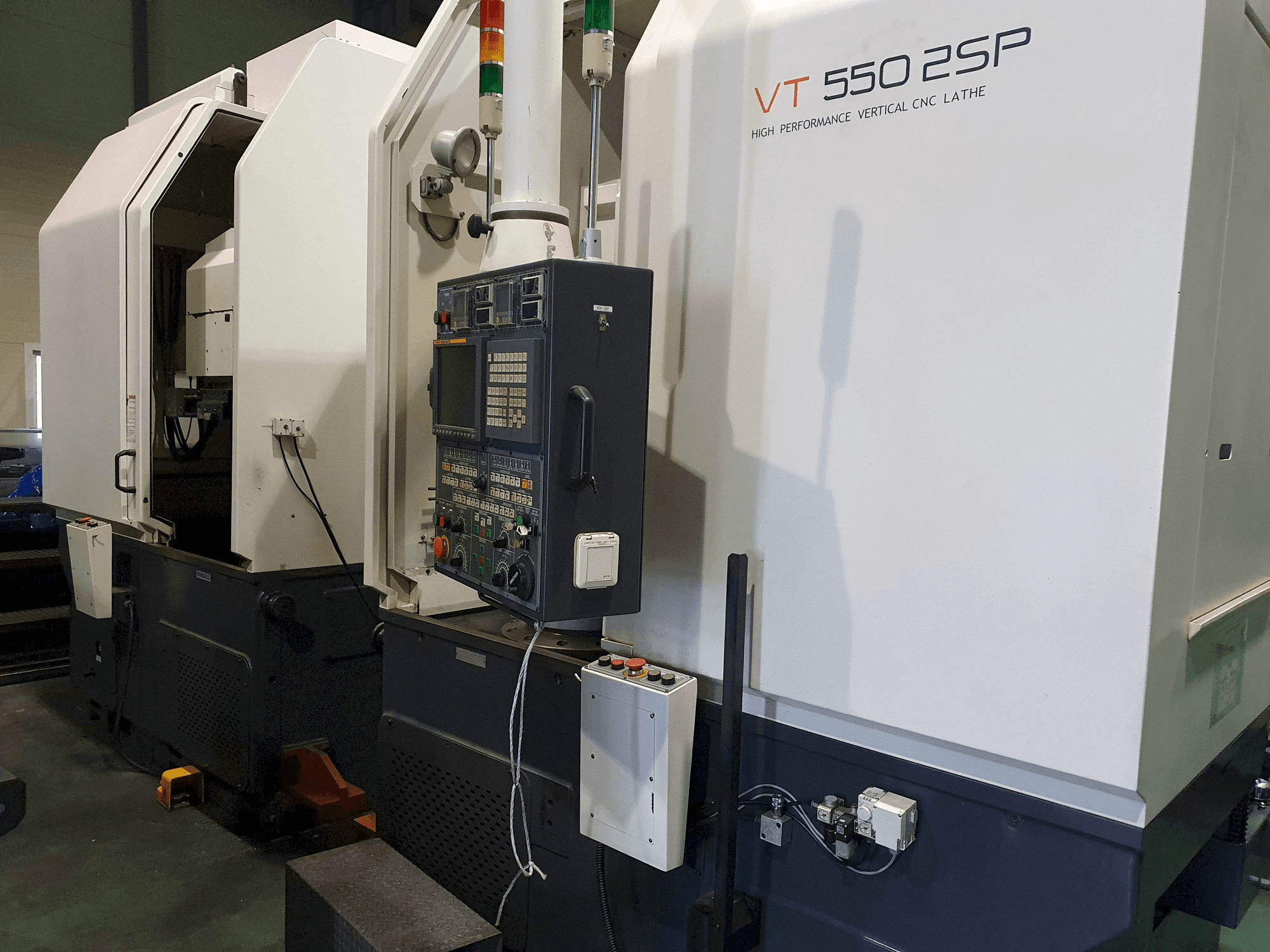 Widok z przodu maszyny HWACHEON VT-500 2SP