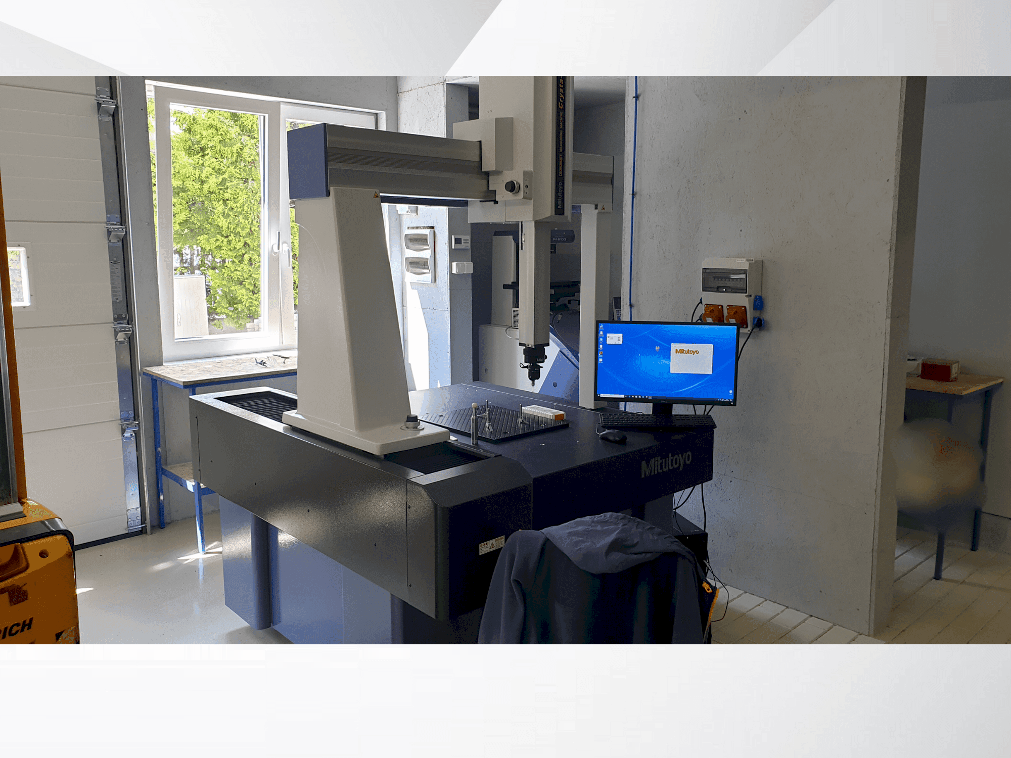 Widok z przodu maszyny Mitutoyo MITUTOYO Crysta Plus M 776