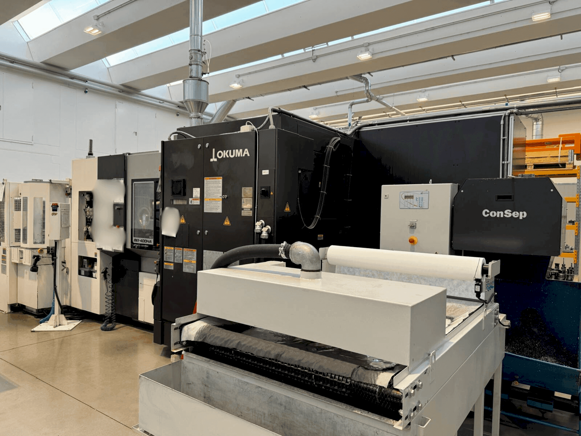 Widok z przodu maszyny Okuma MA-400HA