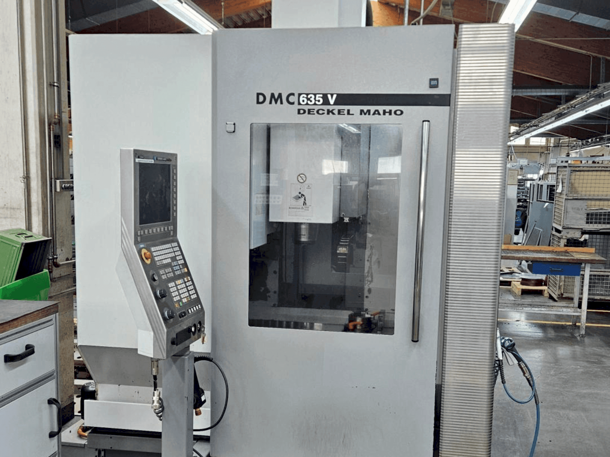 Widok z przodu maszyny DMG DECKEL MAHO DMC 635V