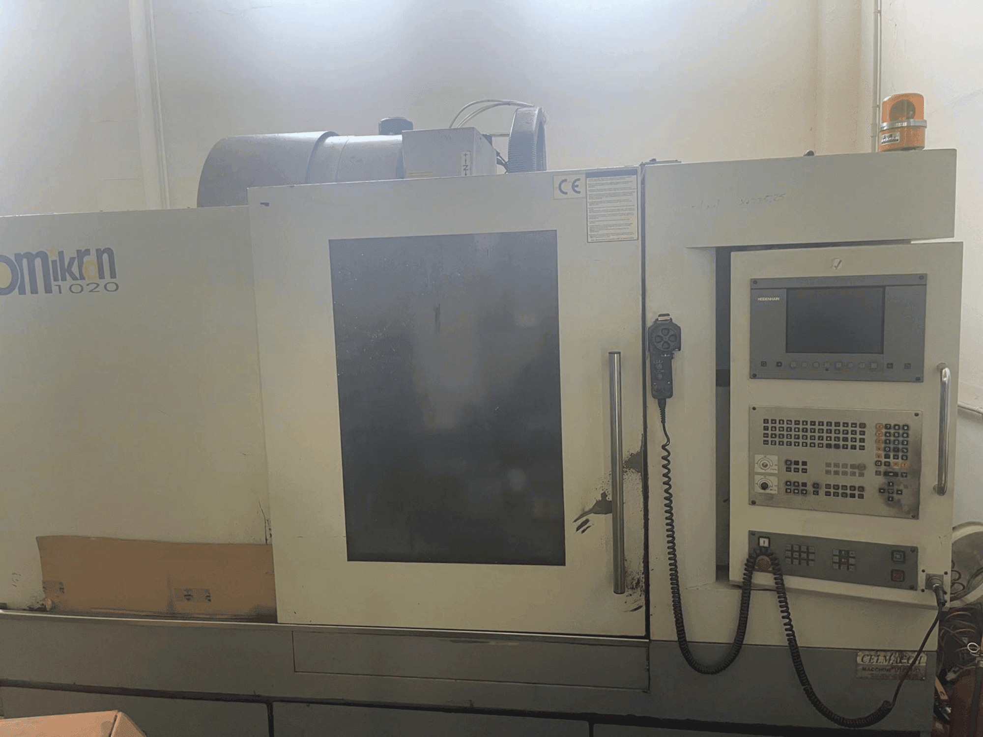 Widok z przodu maszyny HARTFORD Omikron VMC-1020 A