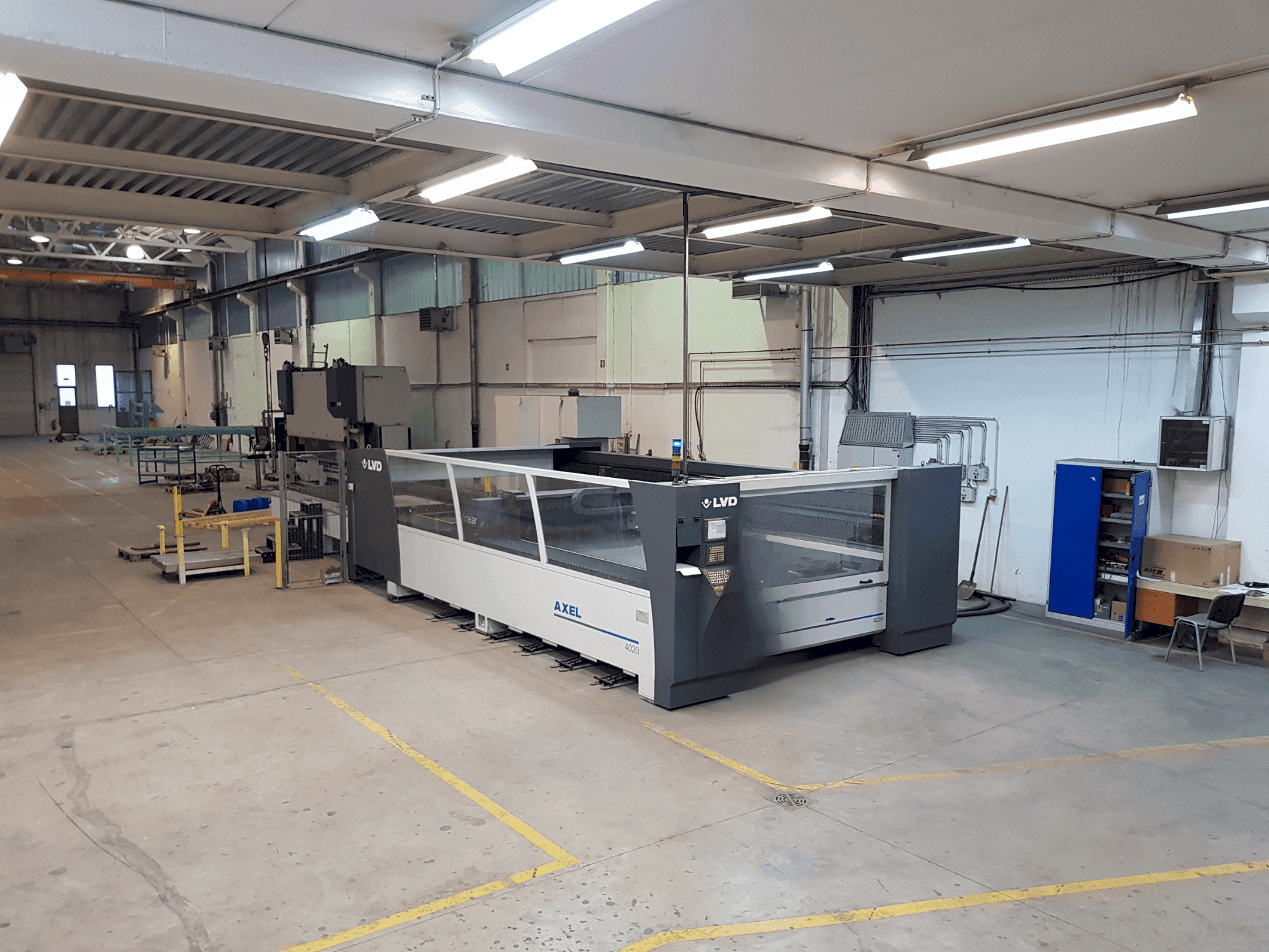 Widok z przodu maszyny LVD Axel 4020