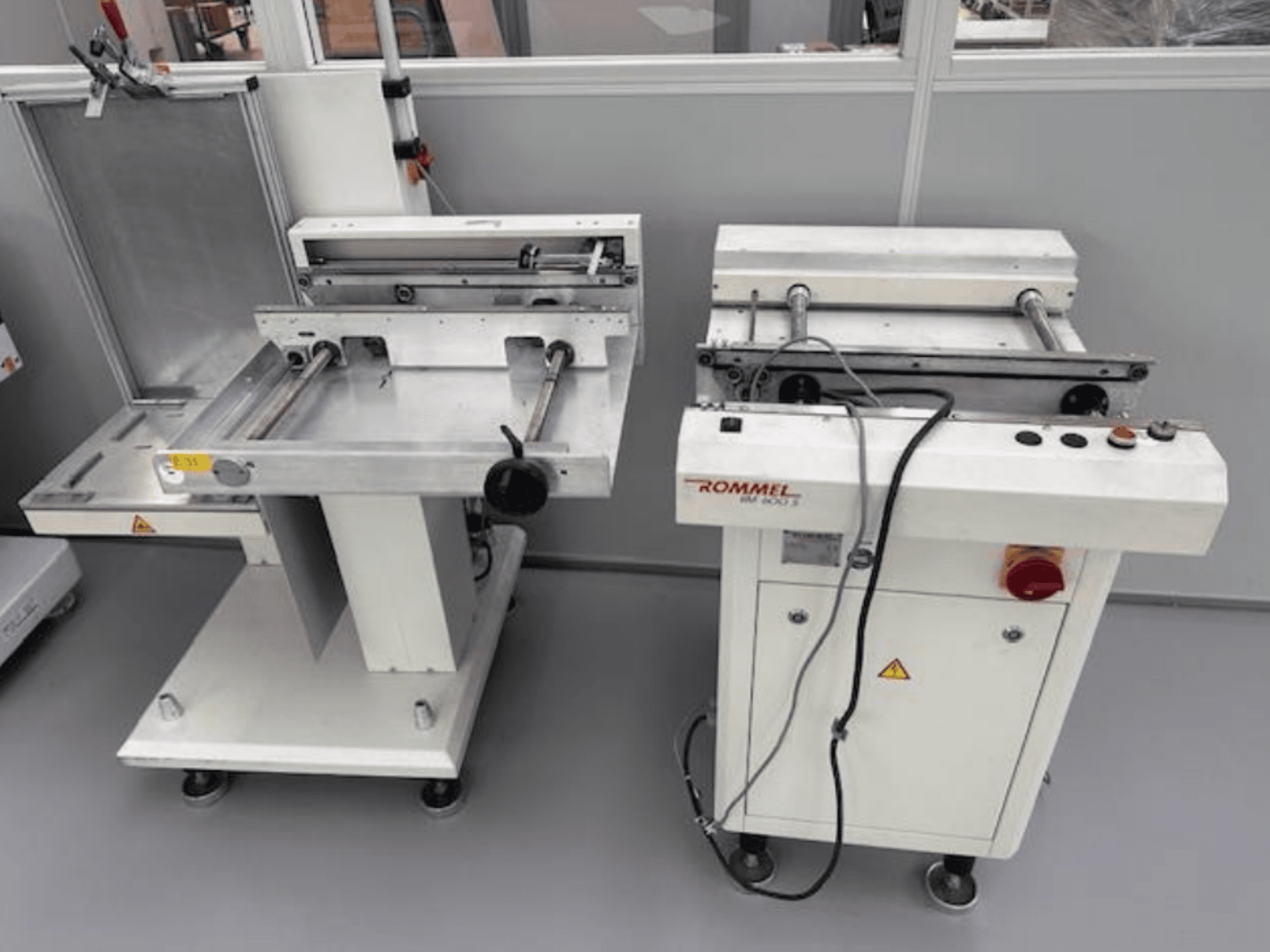 Etykieciarka Rommel HM 5033, widok z przodu; posiada panel sterowania, rolki i powierzchnie ze stali nierdzewnej.