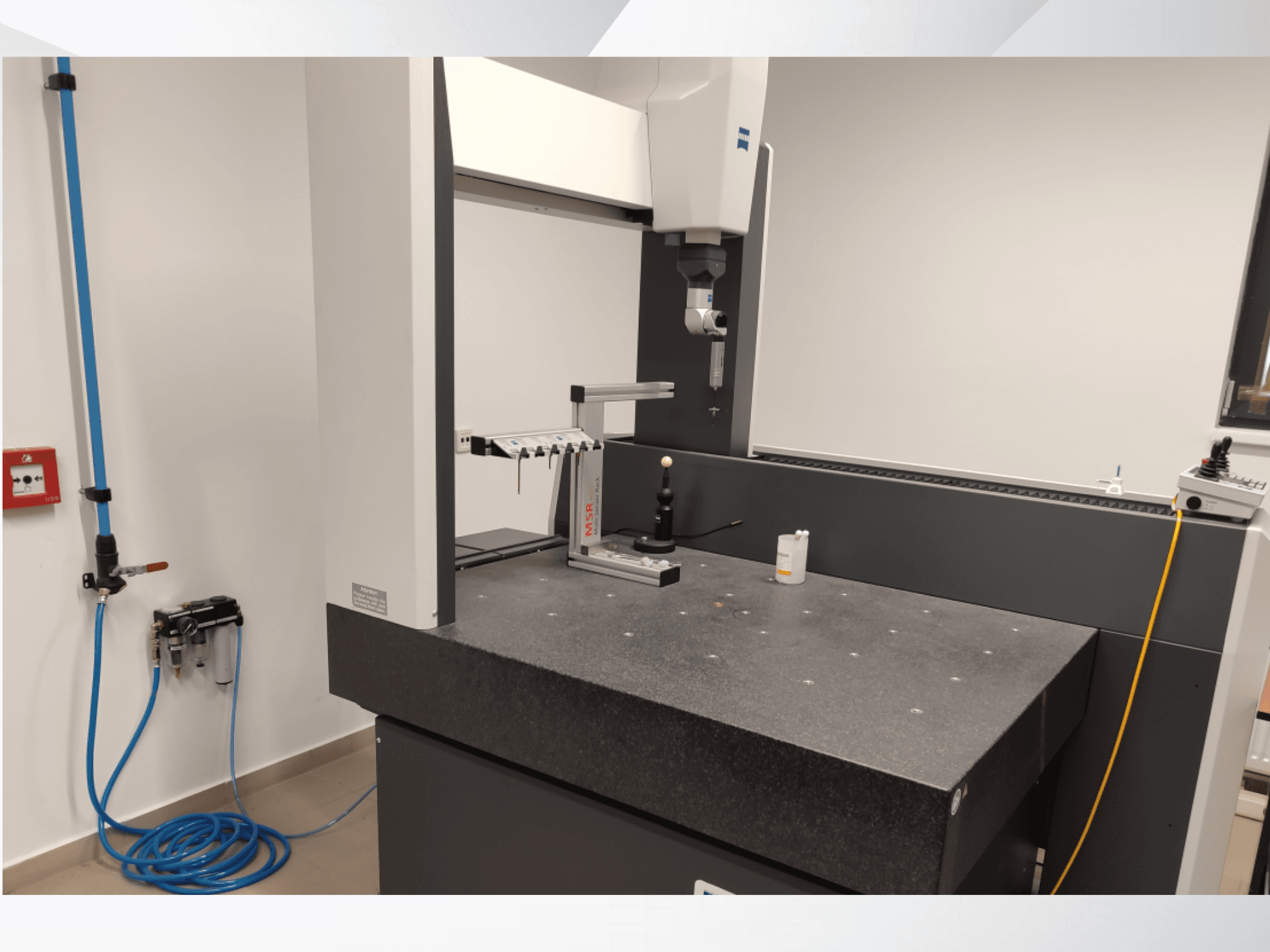 Urządzenie pomiarowe MSR w laboratorium, widok z przodu przedstawiający granitowy stół, kulę kalibracyjną i podłączone narzędzia.