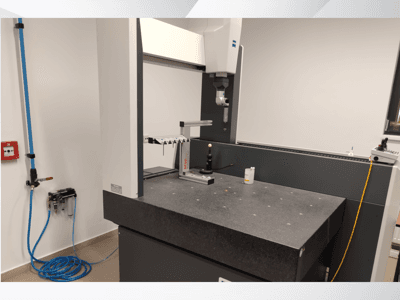 Urządzenie pomiarowe MSR w laboratorium, widok z przodu przedstawiający granitowy stół, kulę kalibracyjną i podłączone narzędzia.