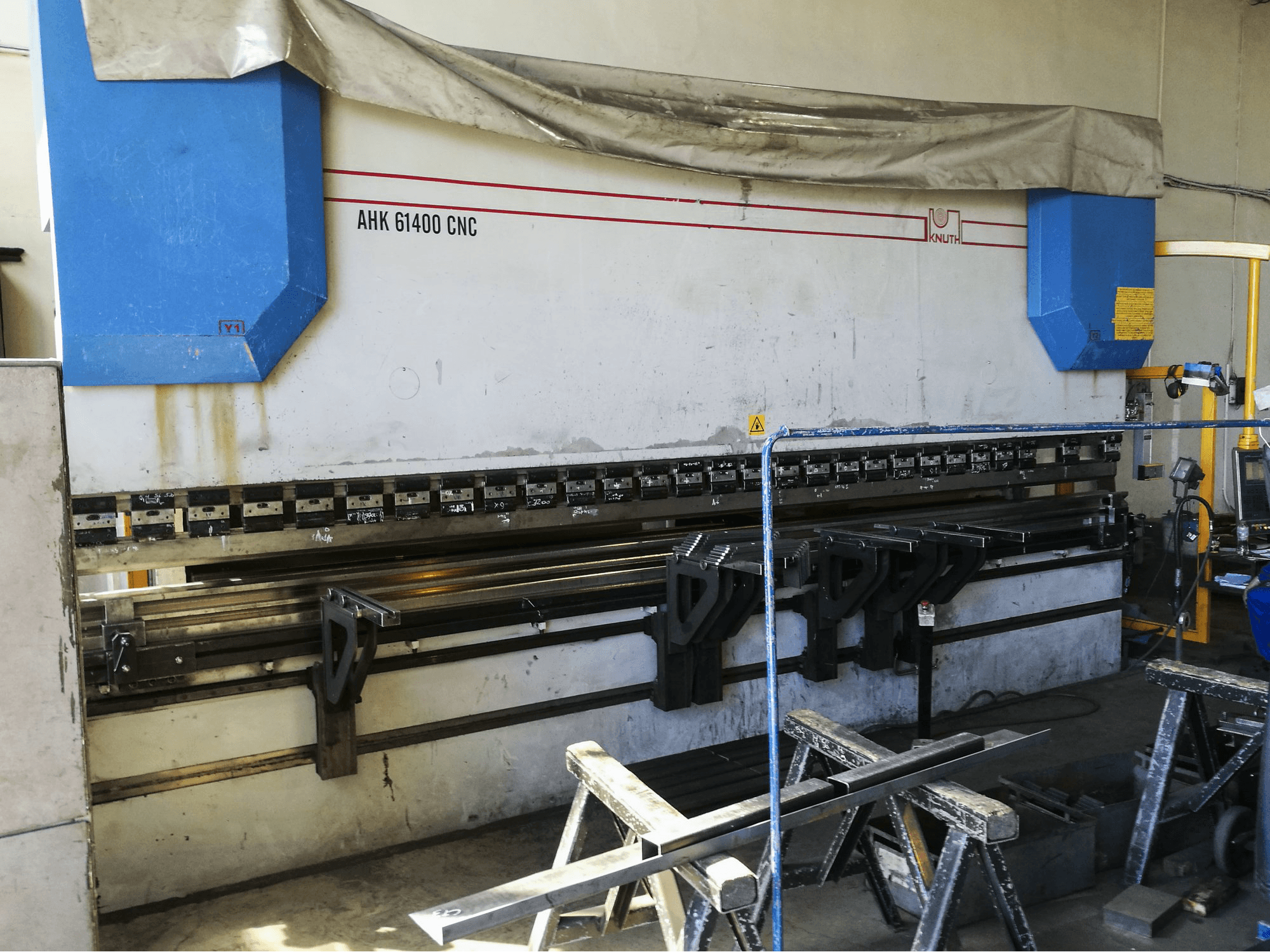 Widok z lewej maszyny KNUTH AHK 61400 CNC