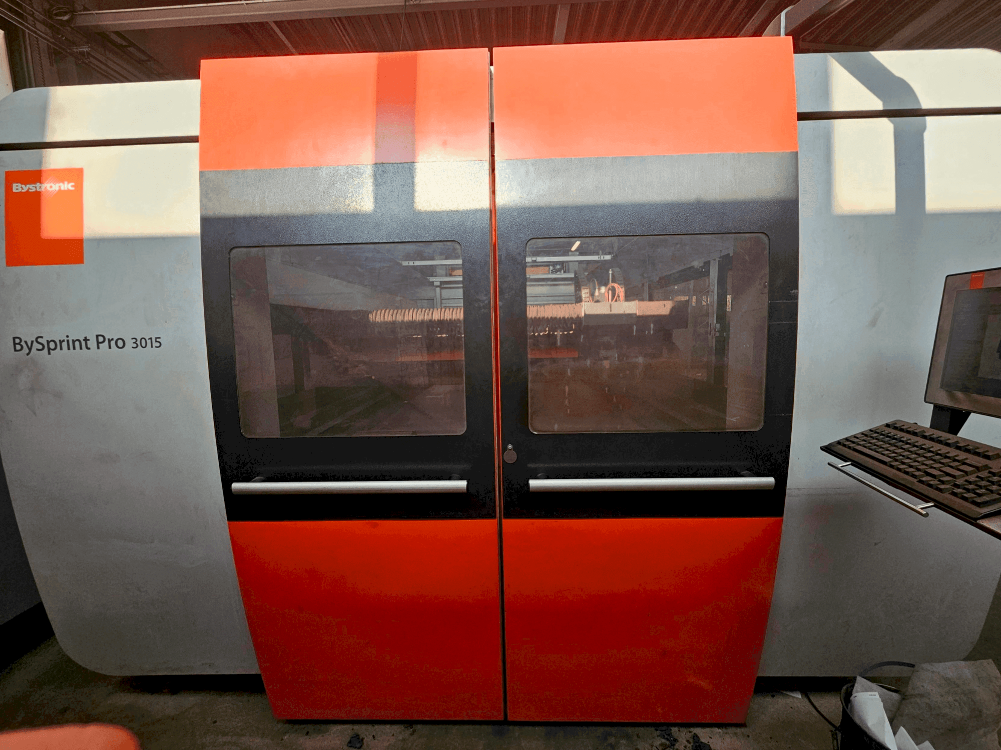 Widok z przodu maszyny Bystronic Bysprint Pro 3015