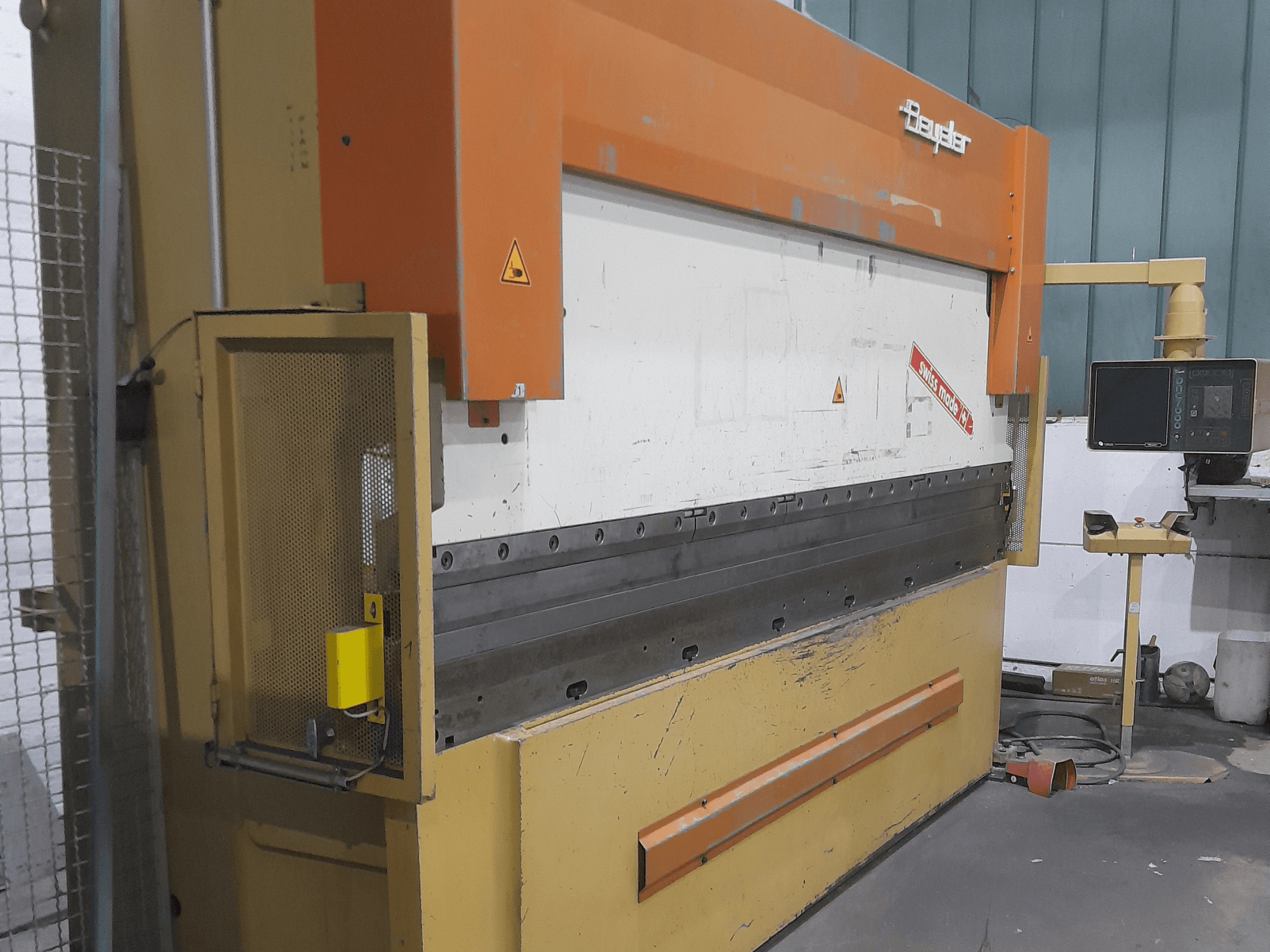 Prasa krawędziowa BEYELER RT125x3600 w widoku z boku, z panelem sterowania i osłoną bezpieczeństwa, idealna do gięcia metalu.