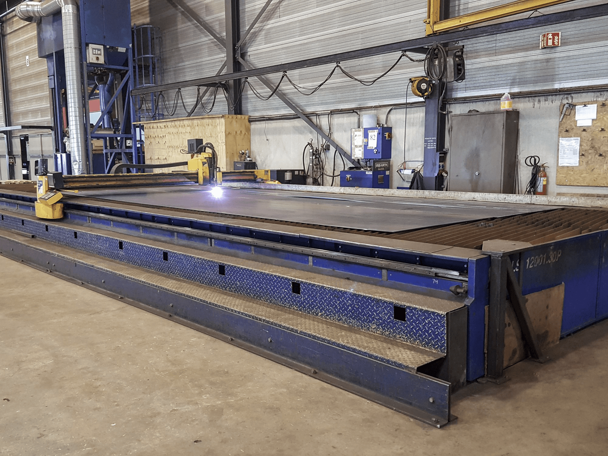 Widok z prawej 1 maszyny MicroStep PLS 12001.30 P