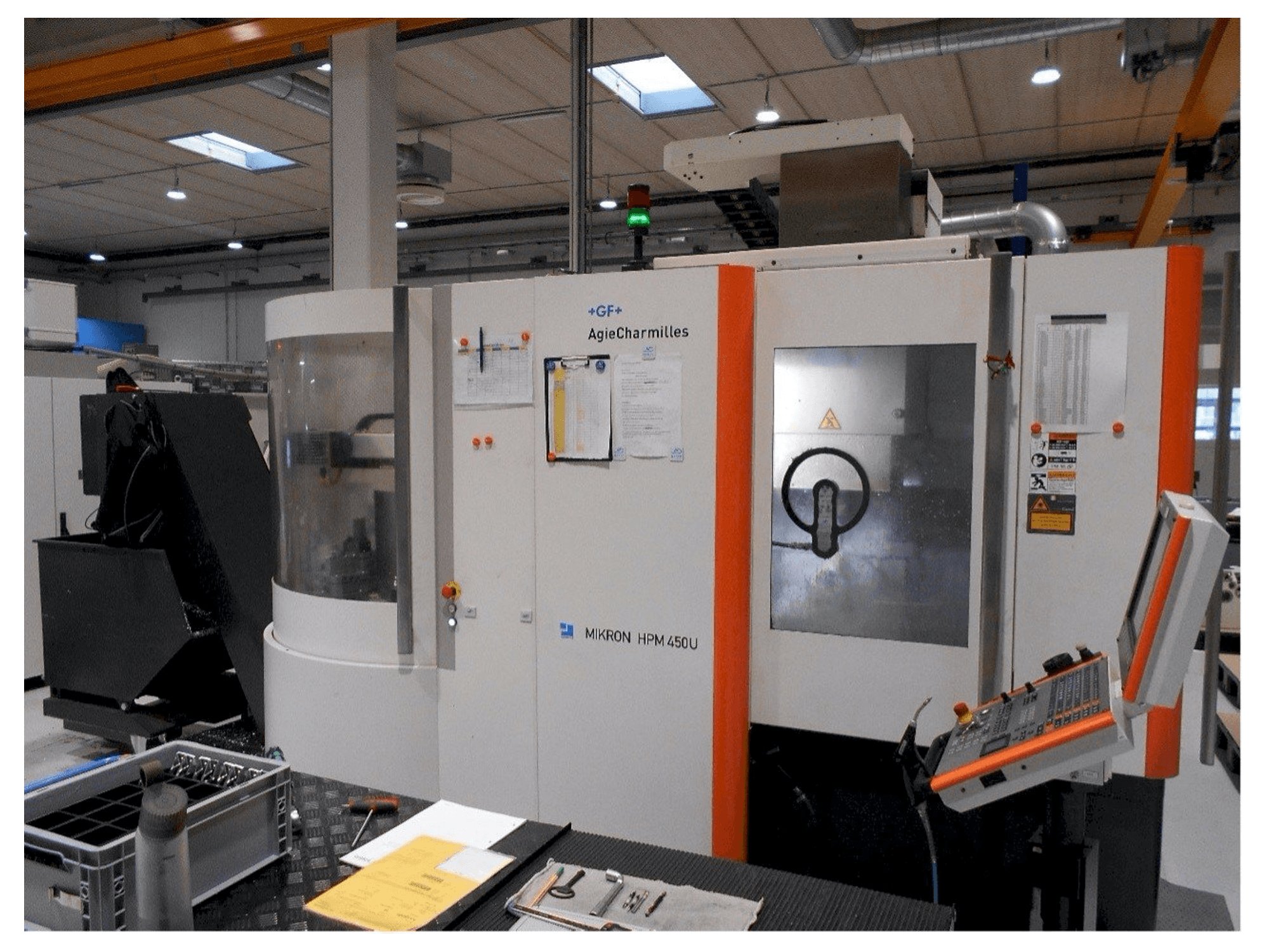 Widok z przodu maszyny AgieCharmilles Mikron HPM 450U